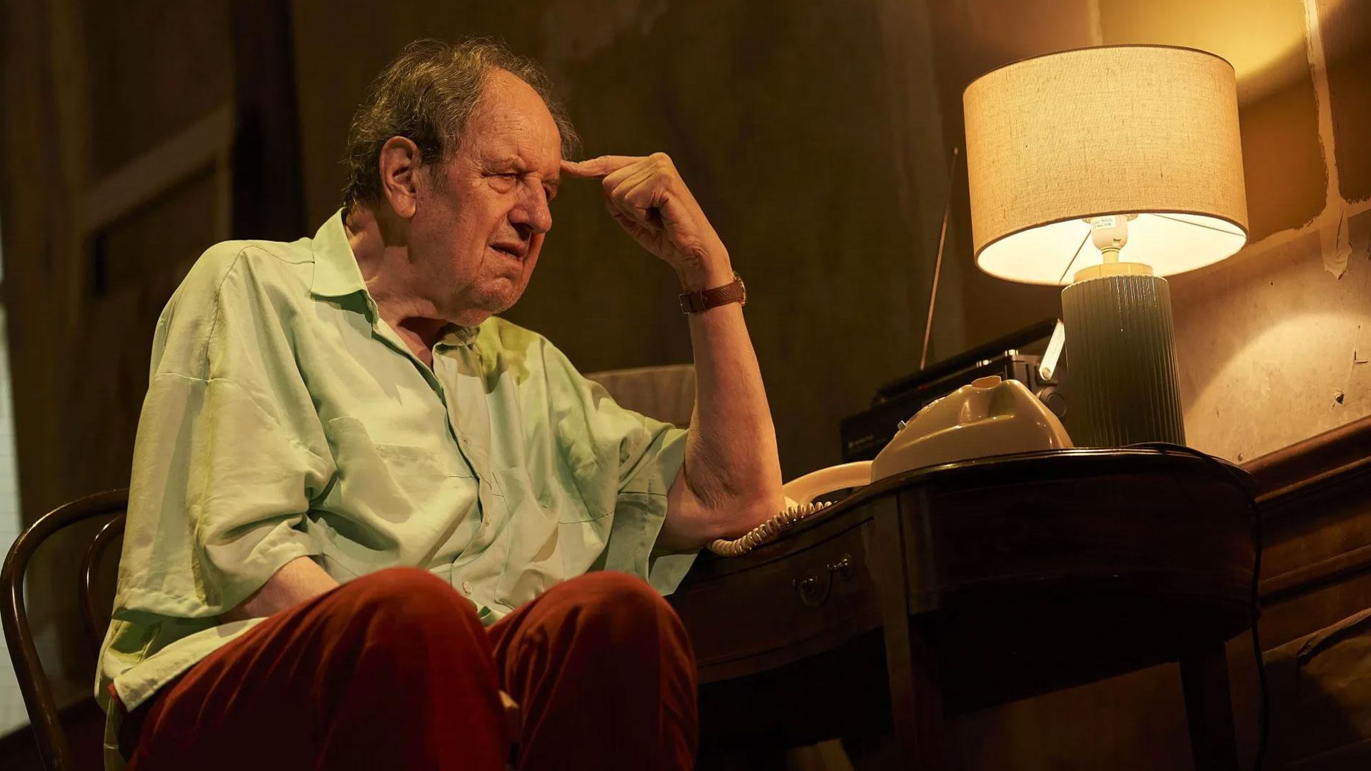 El actor José María Pou, en una escena de la obra 'Gigante'