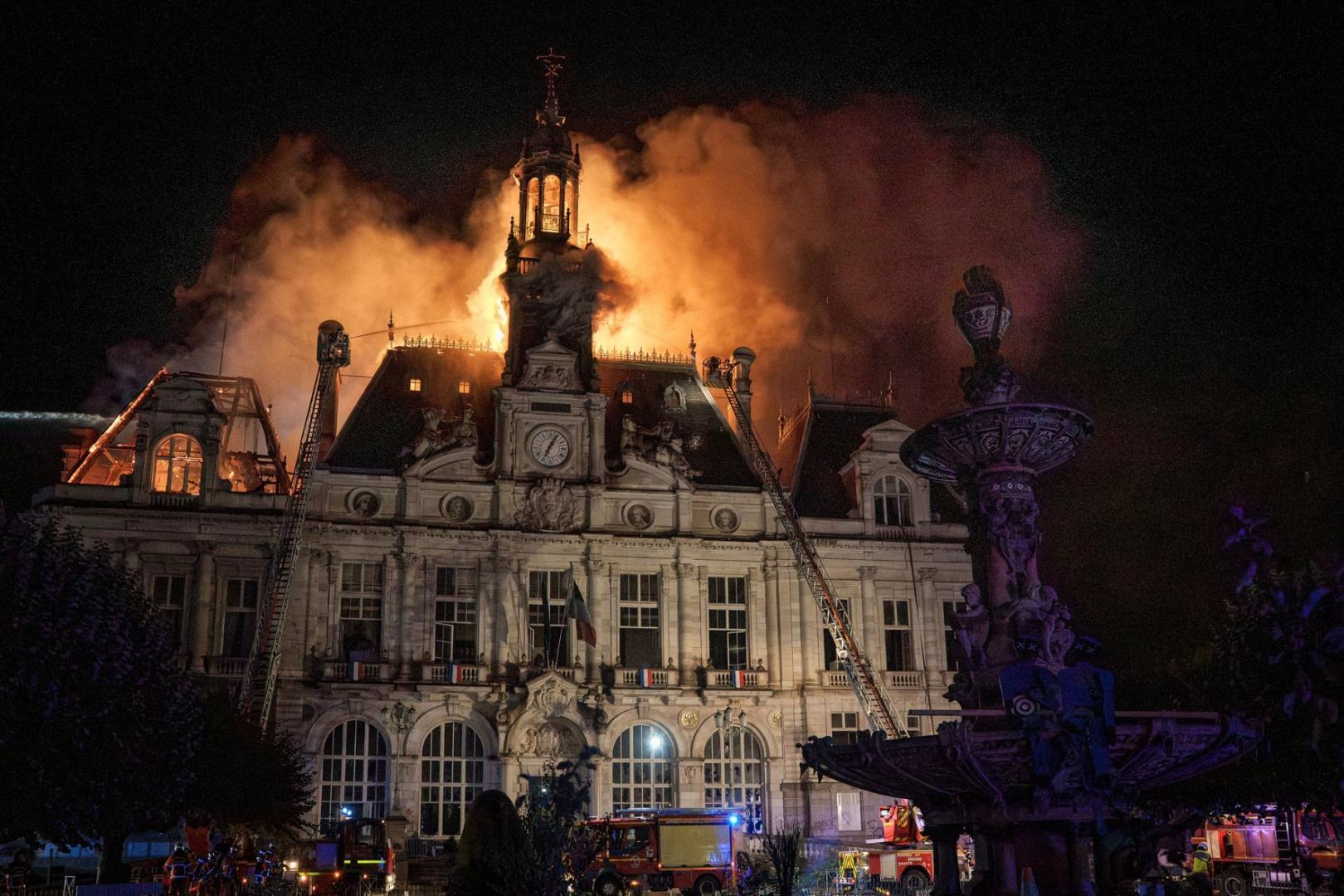 El Ayuntamiento de Limoges, en llamas este último fin de semana