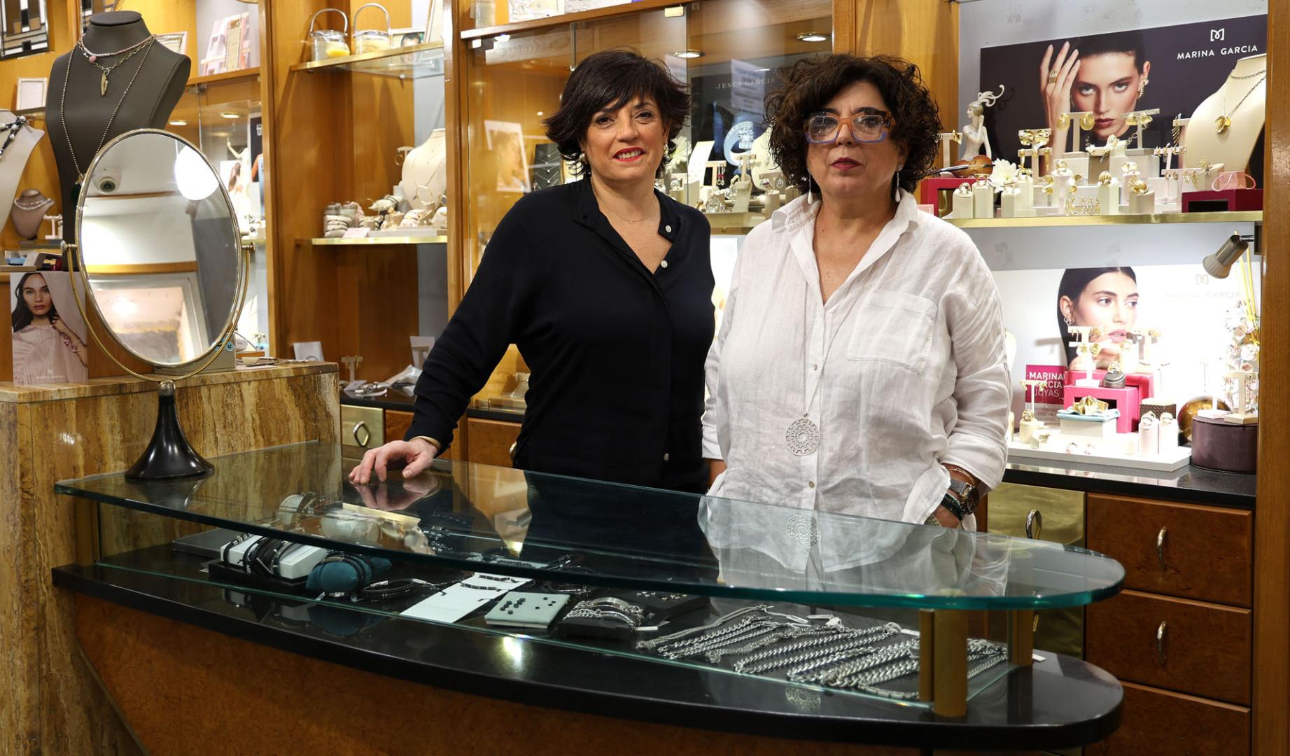 Las hermanas Marisa y Maribel Llorente, en su establecimiento