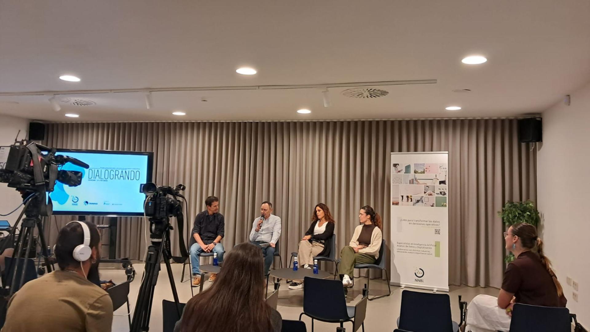 De izquierda a derecha: Julen Etxebeste, colaborador del proyecto; José Ángel Andrés, presidente de Fundación Caja Navarra; Onintza Sayar y Maialen Zabalza, de NNBi