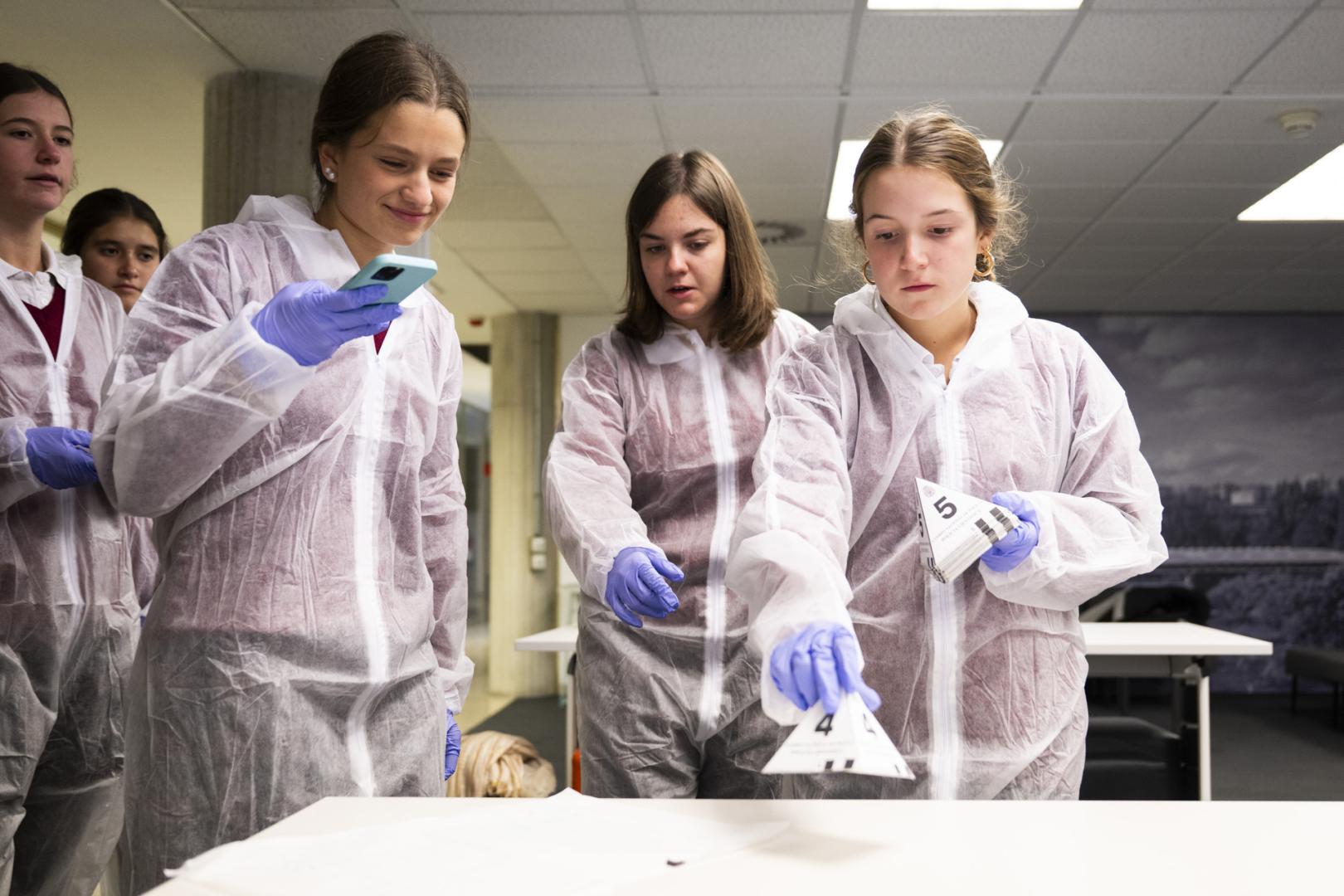 Un grupo de alumnas marcan indicios durante la práctica simulada