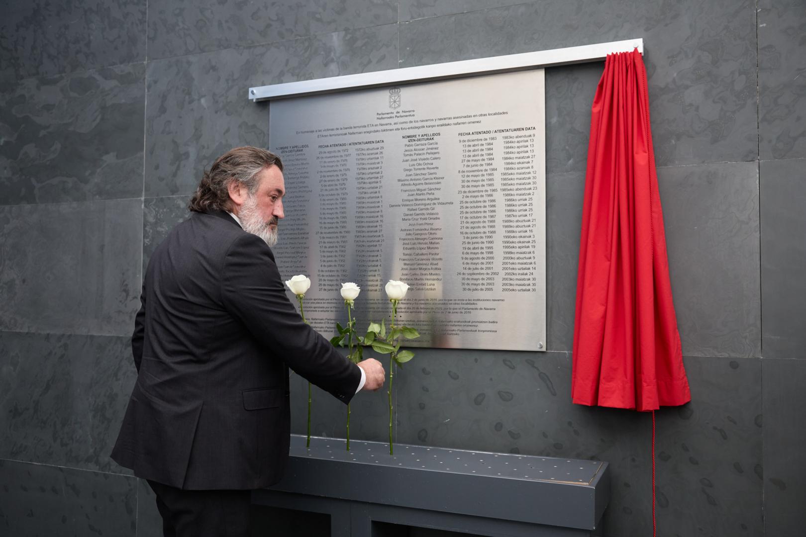 El presidente de Anvite, José Ignacio Toca, deposita una flor junto a la placa en memoria de las víctimas del terrorismo, en un acto que tuvo lugar en el Parlamento el año pasado.