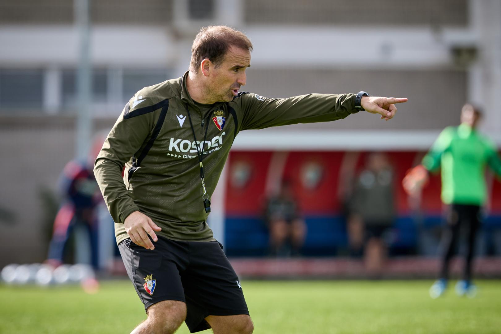 Jagoba Arrasate da indicaciones en el entrenamiento de ayer en Tajonar.j.p. urdíroz