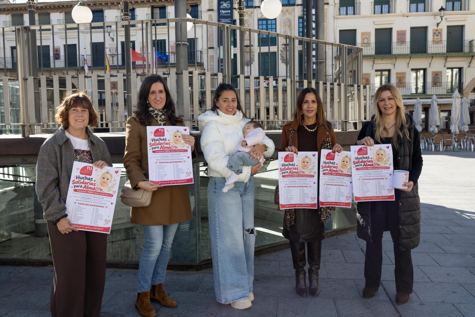 Desde la izda., las comerciantes Soraya Redrado, María Remiro, Tania Da Costa (sosteniendo a Alma), Juani Pantoja y Eva Bermejo
