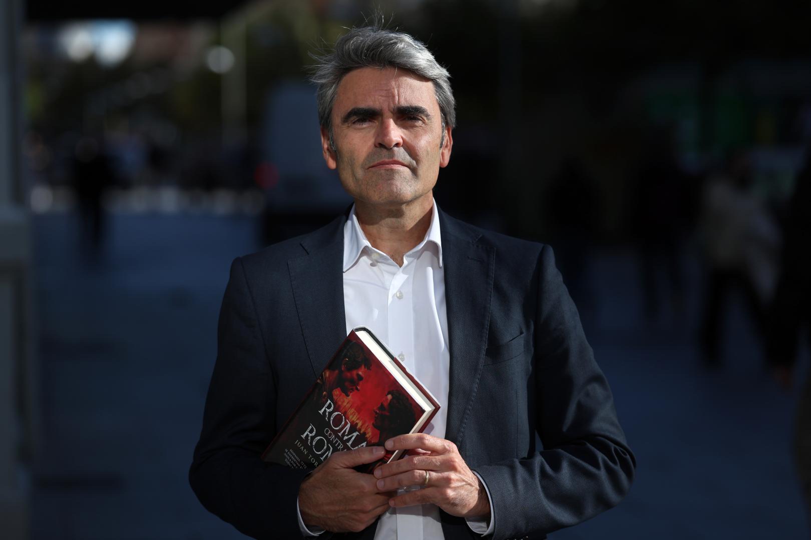 Juan Torres Zalba, retratado en Pamplona con un ejemplar de 'Roma contra Roma'