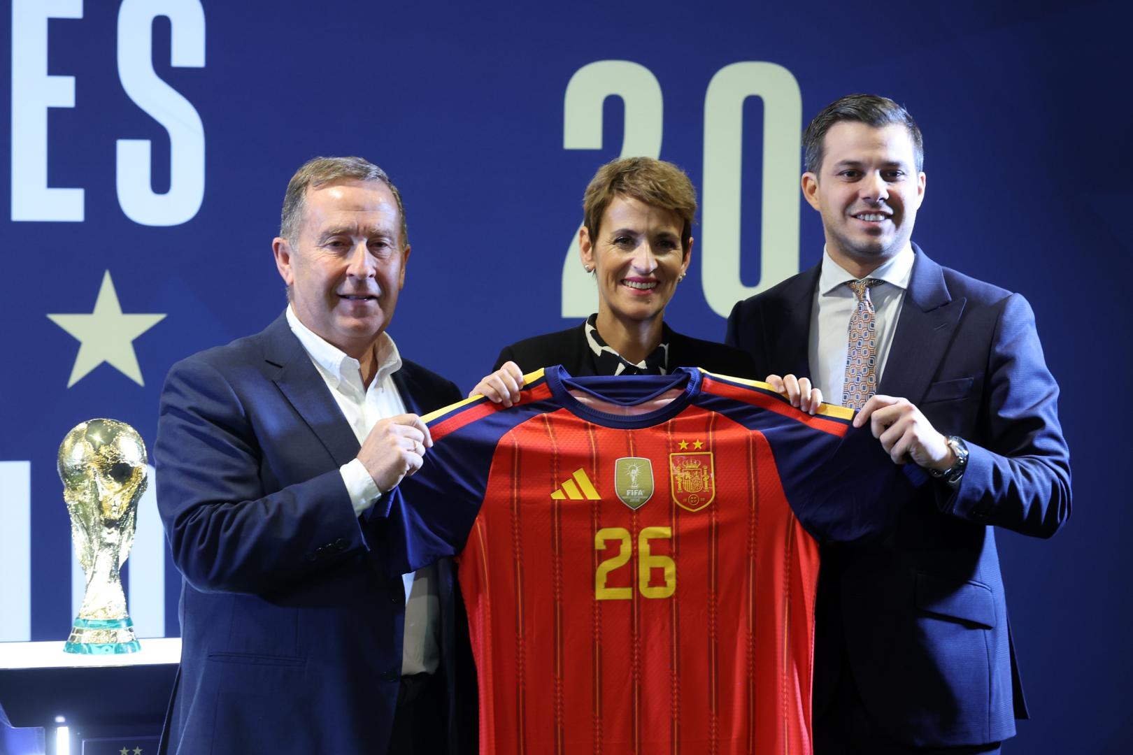 Rafa del Amo (presidente Federación Navarra de Fútbol), María Chivite (presidenta del gobierno) y Álvaro de Miguel (secretario general de la RFEF) posan junto a la Copa del Mundo.