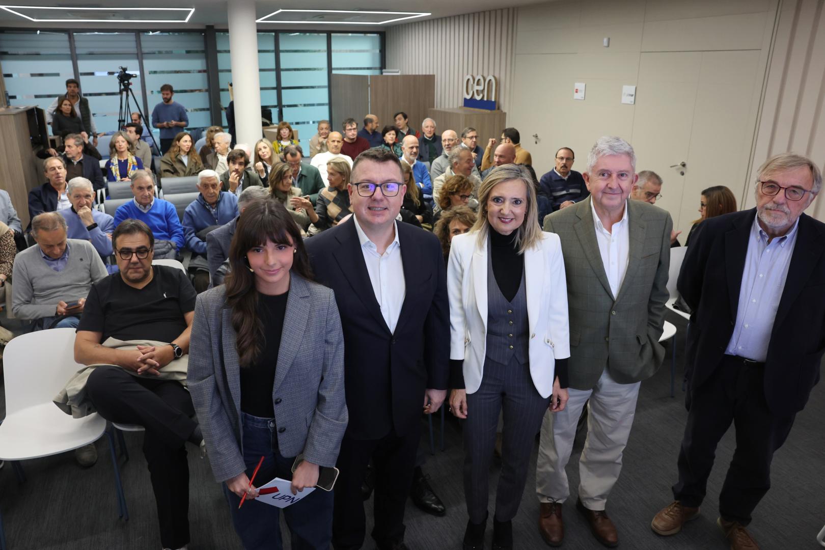 Cristina Ibarrola rodeada de los tres ponentes de la mesa redonda y la presentadora