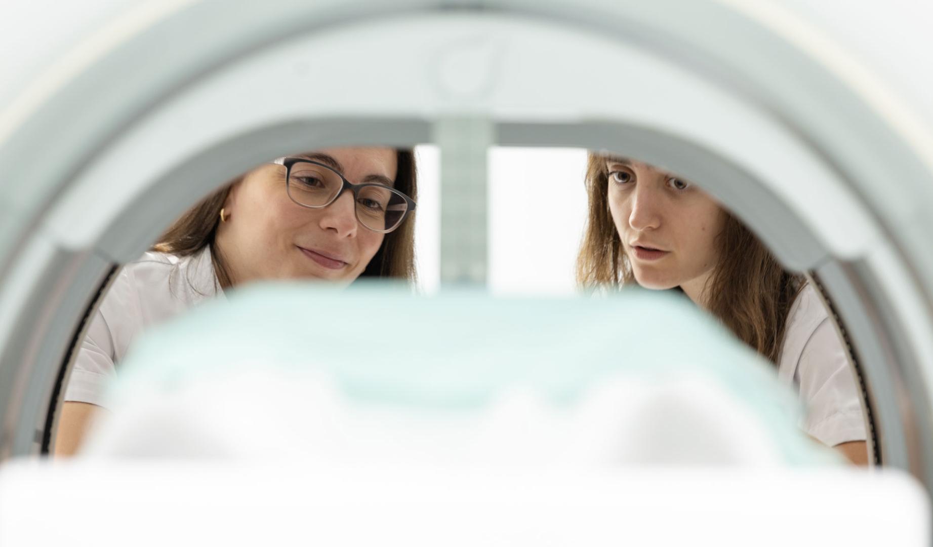 Dos profesionales de la Clínica Universidad de Navarra trabajan con el MR Linac, un acelerador de radioterapia guiada por resonancia magnética que permite administrar tratamientos oncológicos de alta precisión.