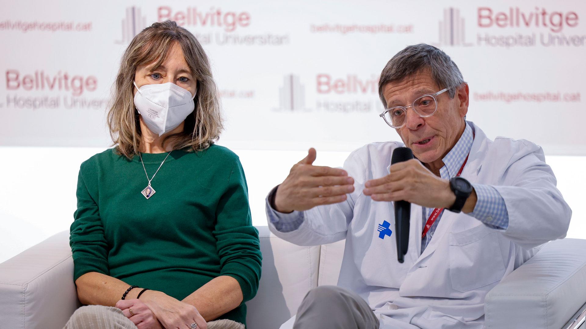 El impulsor del programa de trasplante renal robótico del Hospital de Bellvitge, Francesc Vigués, junto a la paciente Sílvia Bribiesca, de 58 años,