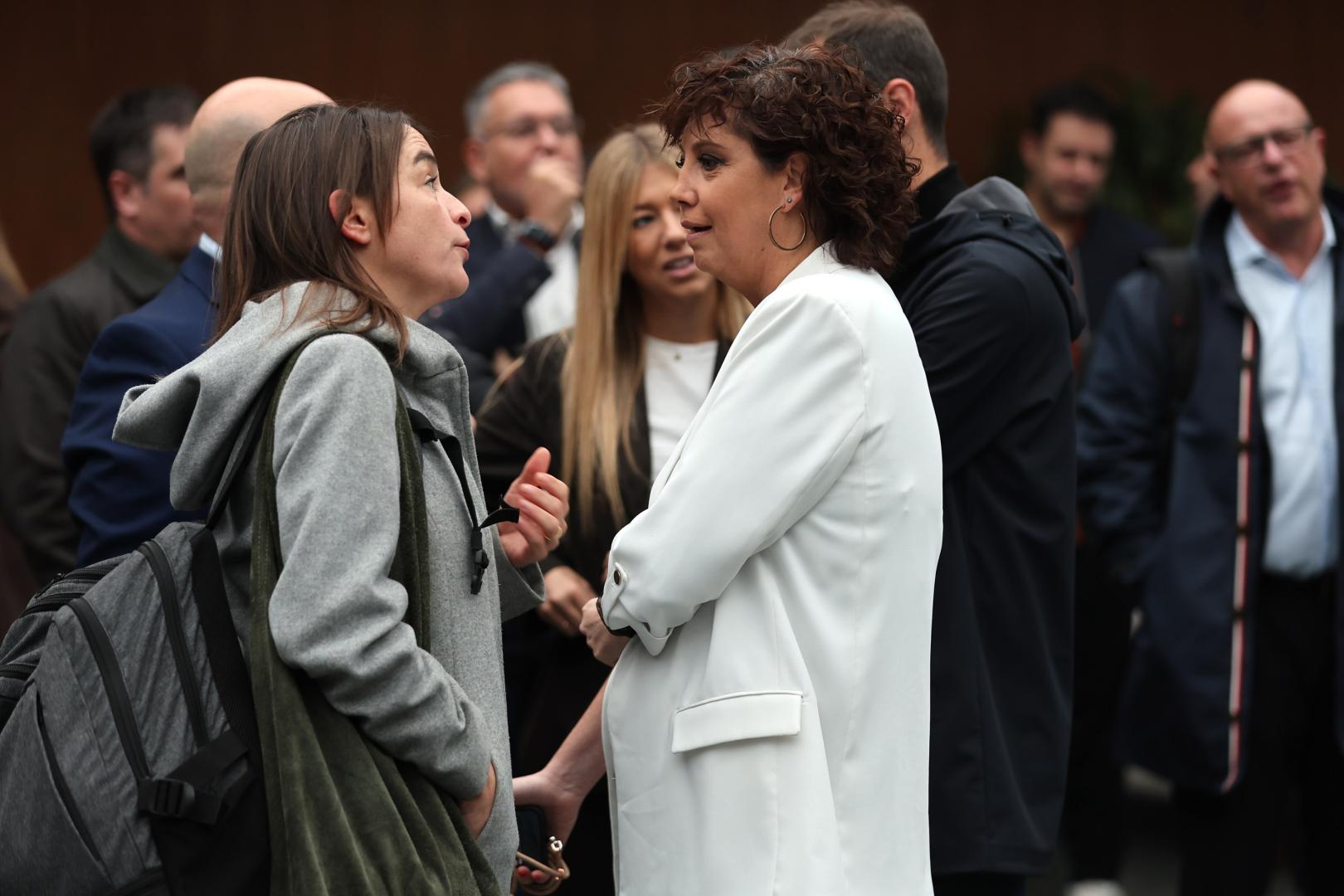 La consejera Begoña Alfaro conversa con la parlamentaria socialista Ainhoa Unzu en los pasillos del Parlamento de Navarra