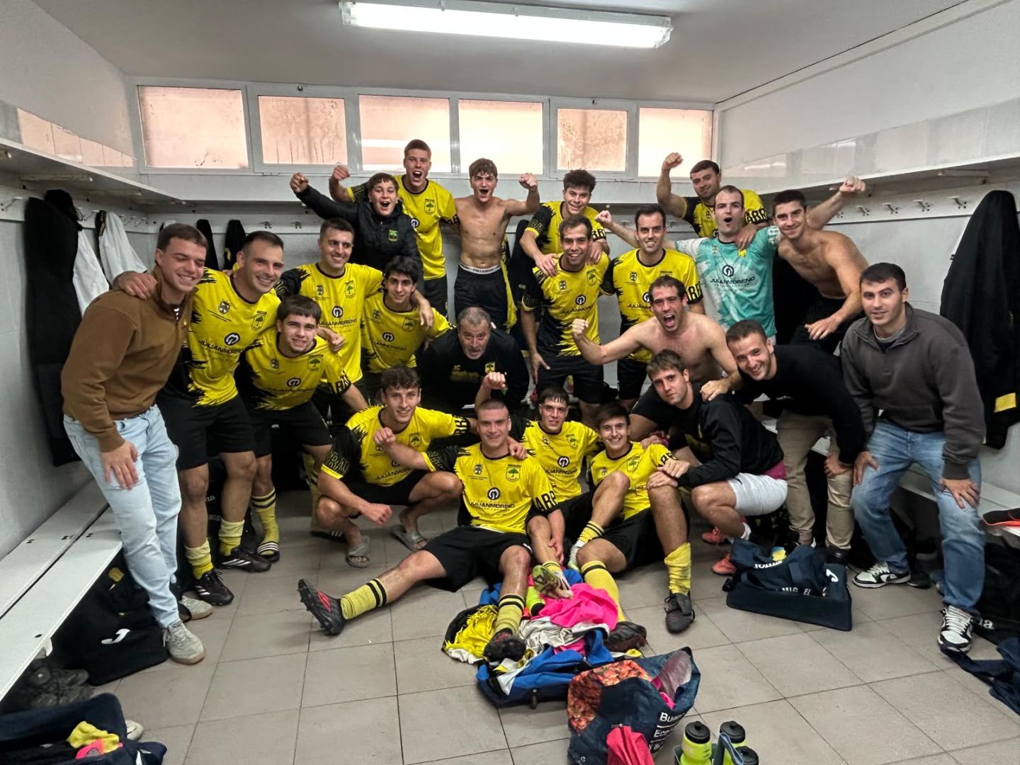 Los jugadores del San Miguel, equipo que suma sus cinco partidos por victorias, celebran en el vestuario