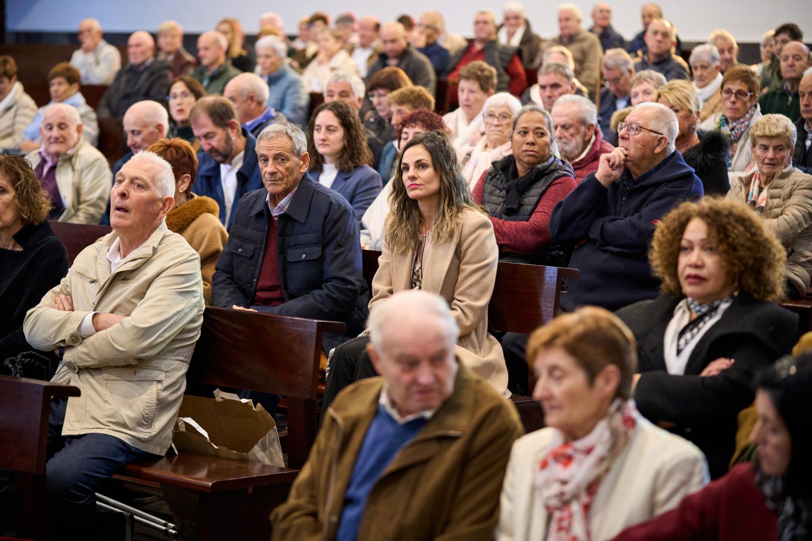 Asistentes a la eucaristía en Gorraiz en el Día del Socio de Arkupeak.