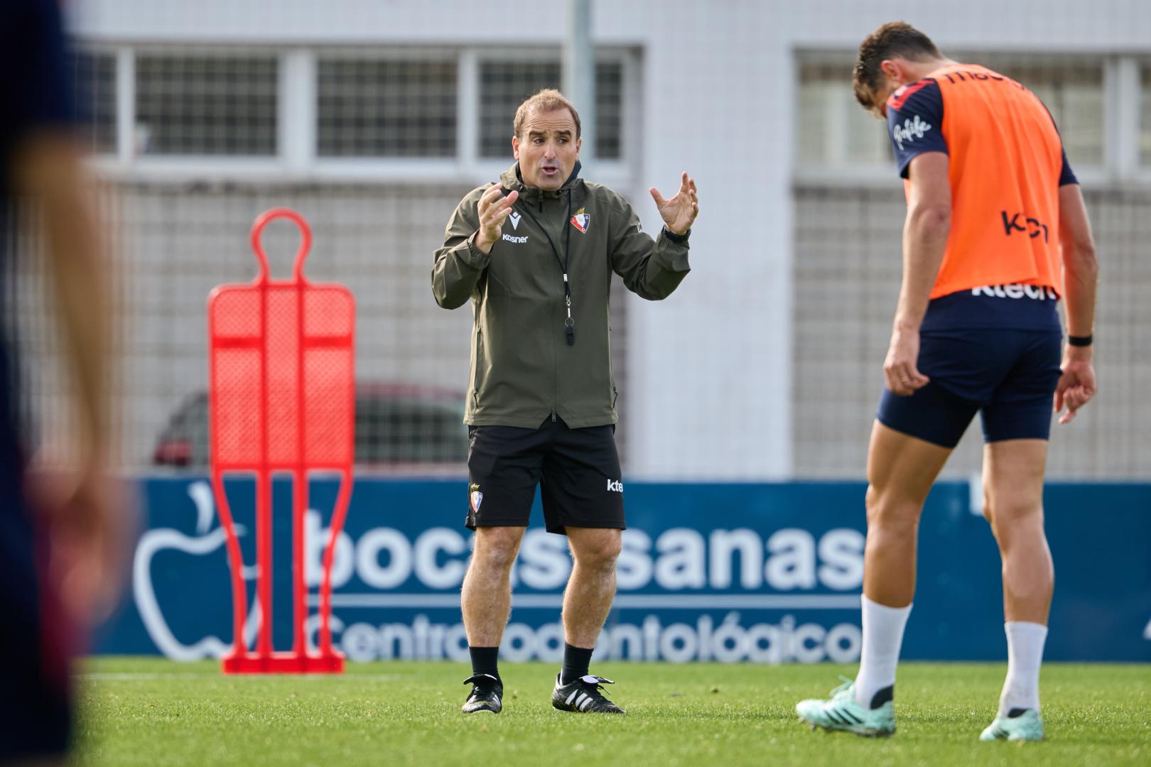 El técnico de Osasuna, Jagoba Arrasate, en el entrenamiento del jueves día 22