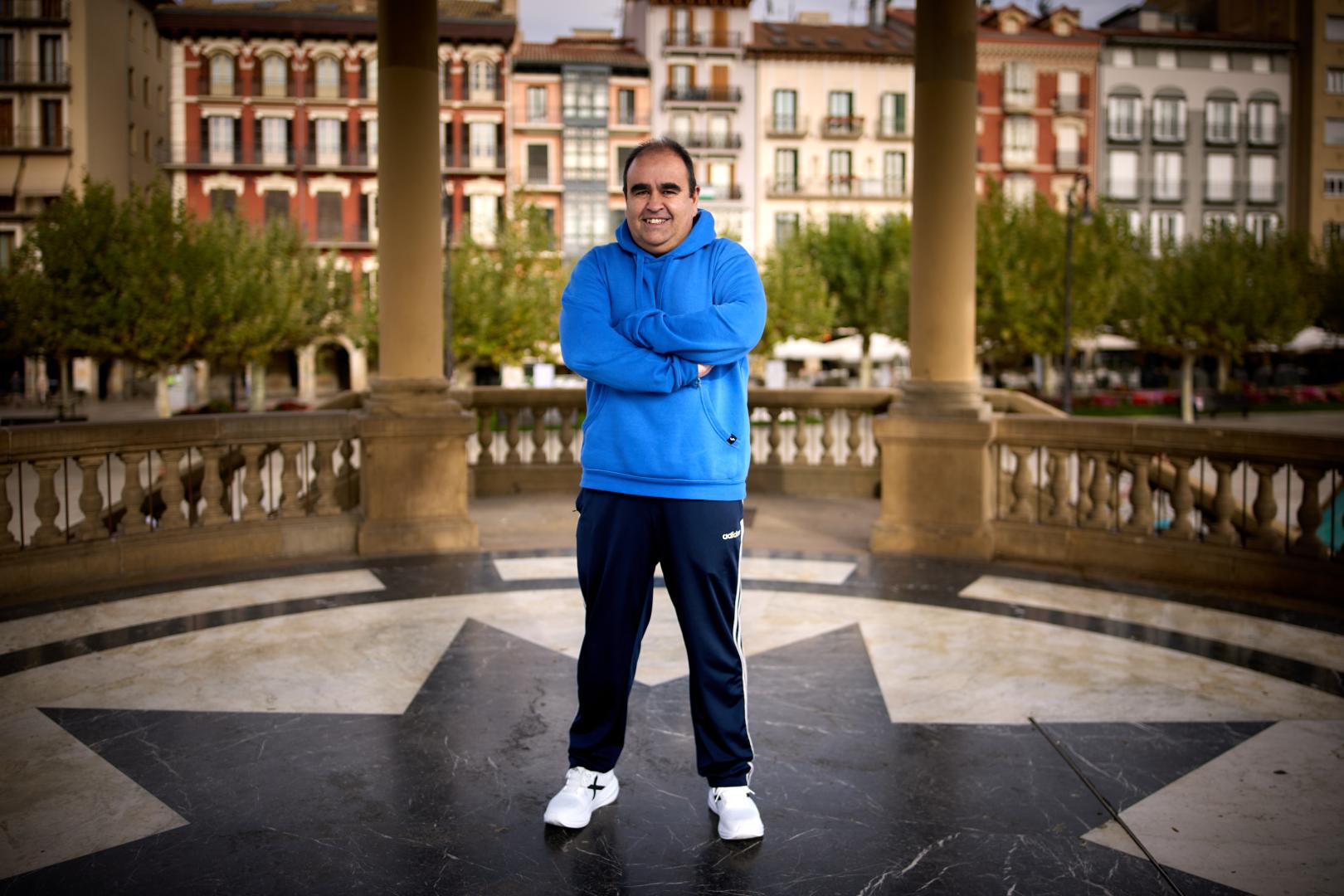 El entrenador de Magna Xota, Gonzalo Iglesias ‘Morenín’, en el quiosco de la Plaza del Castillo