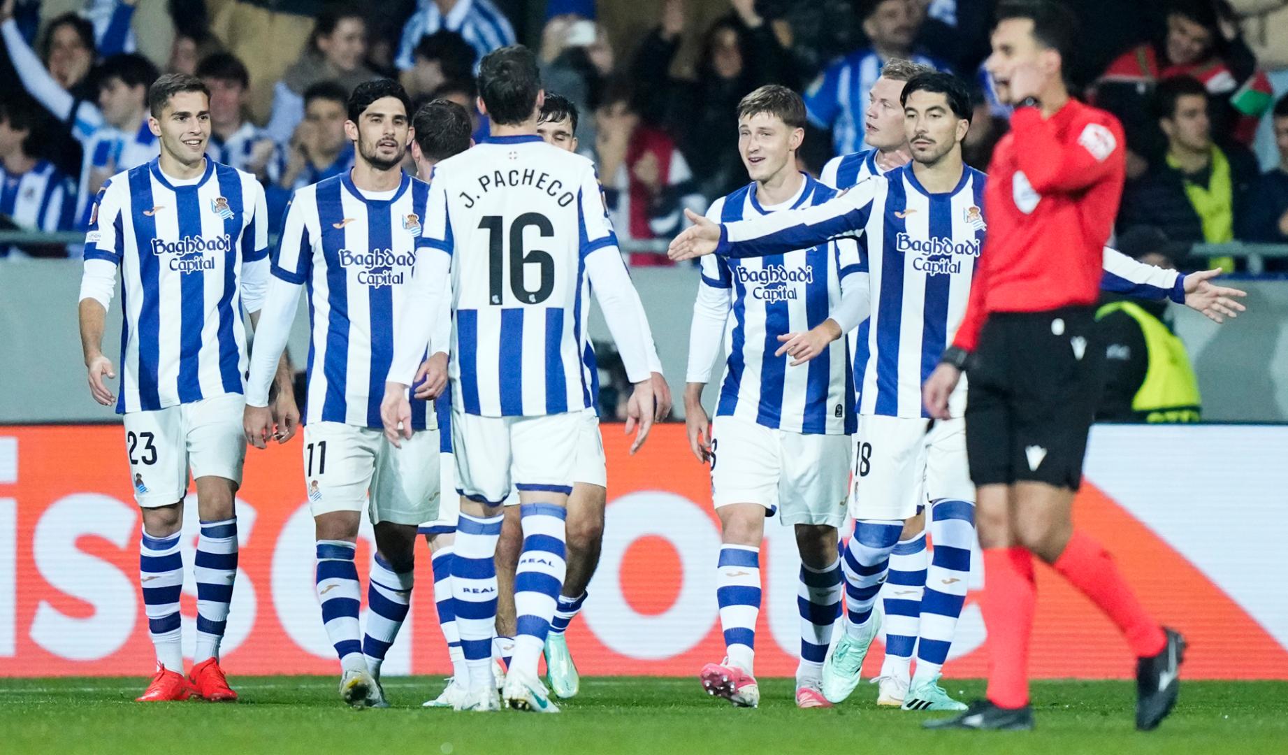 Los jugadores de la Real Sociedad celebran uno de los goles contra el Lillestrom