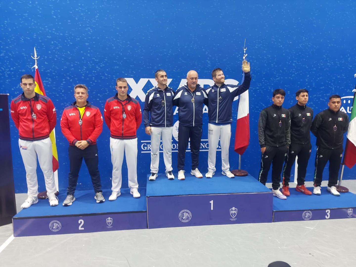 El podio tras la final de trinquete mano individual.