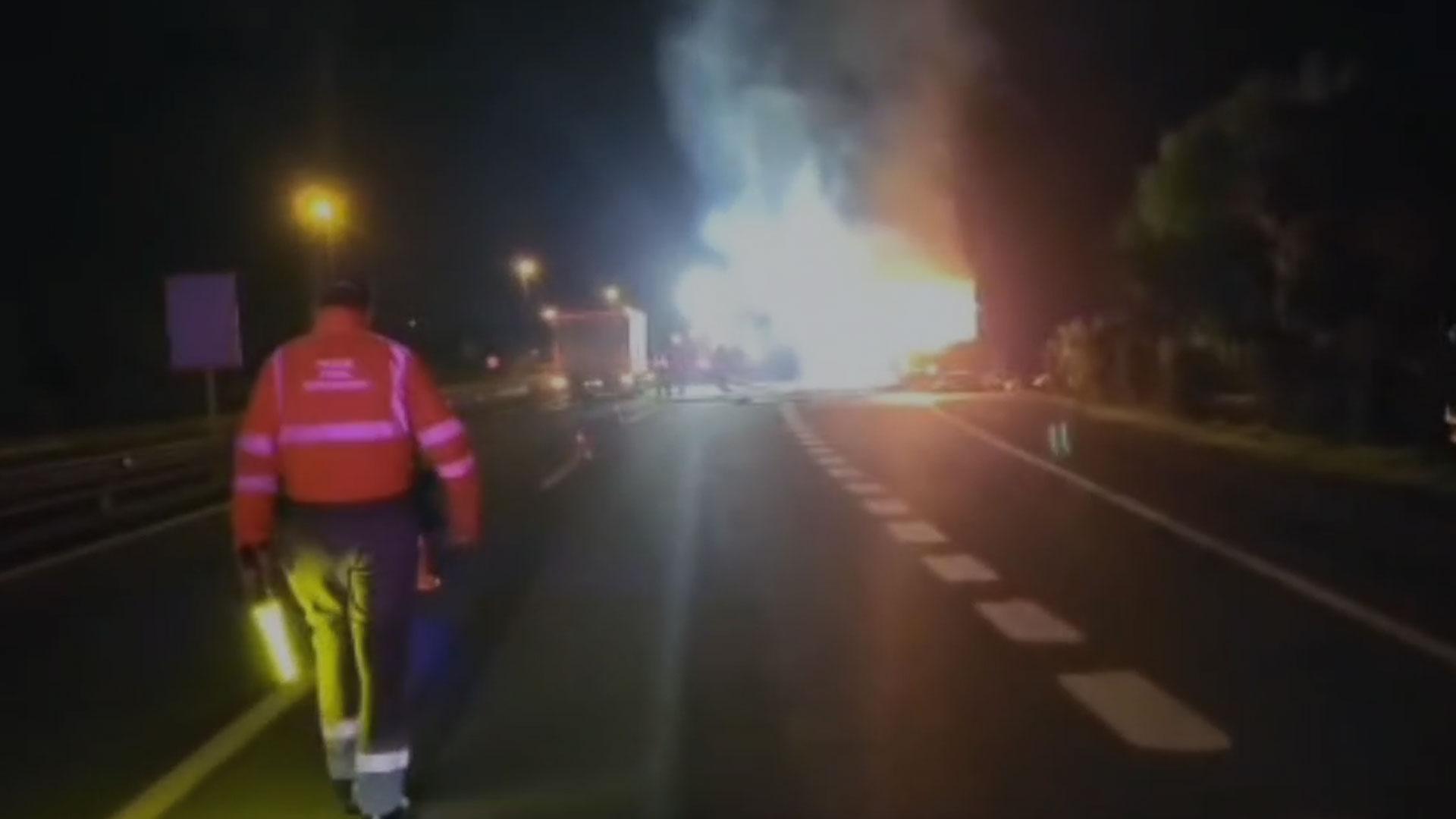El fuego en el camión comenzó alrededor de las 22.00 y los bomberos no han logrado extinguir las llamas por completo hasta las las 8:00 horas