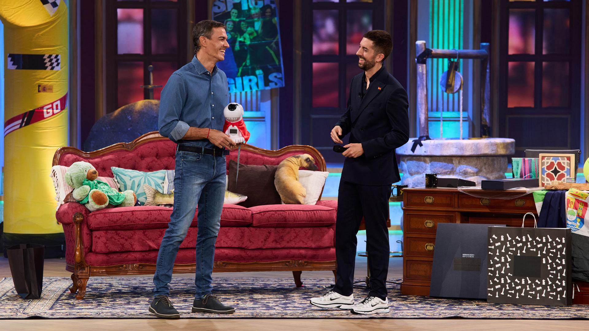 Momento del programa 'La Revuelta' en el que el presidente Pedro Sánchez le entrega su regalo a David Broncano
