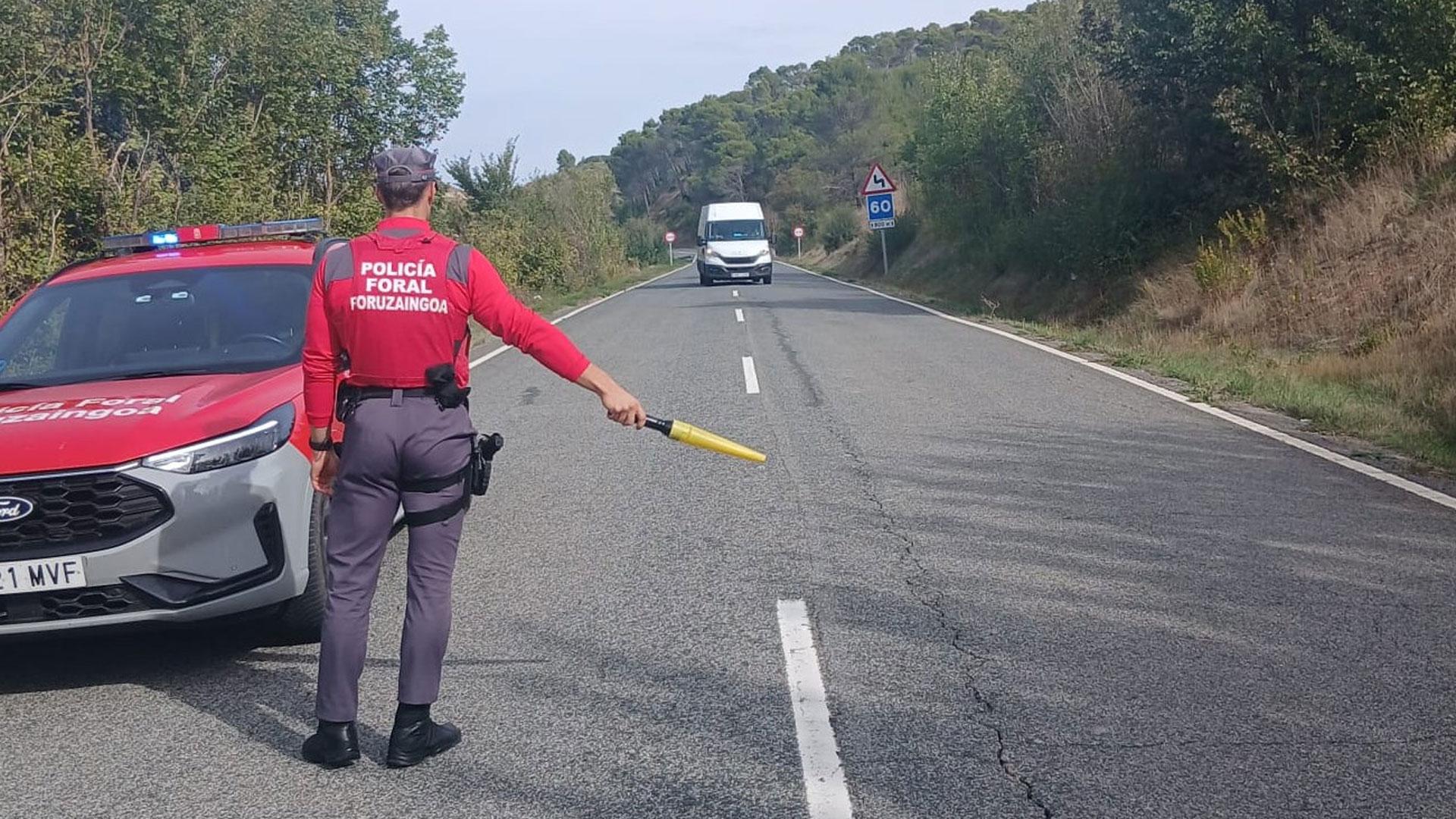Un agente de Policía Foral señaliza un incidente vial en la NA1110