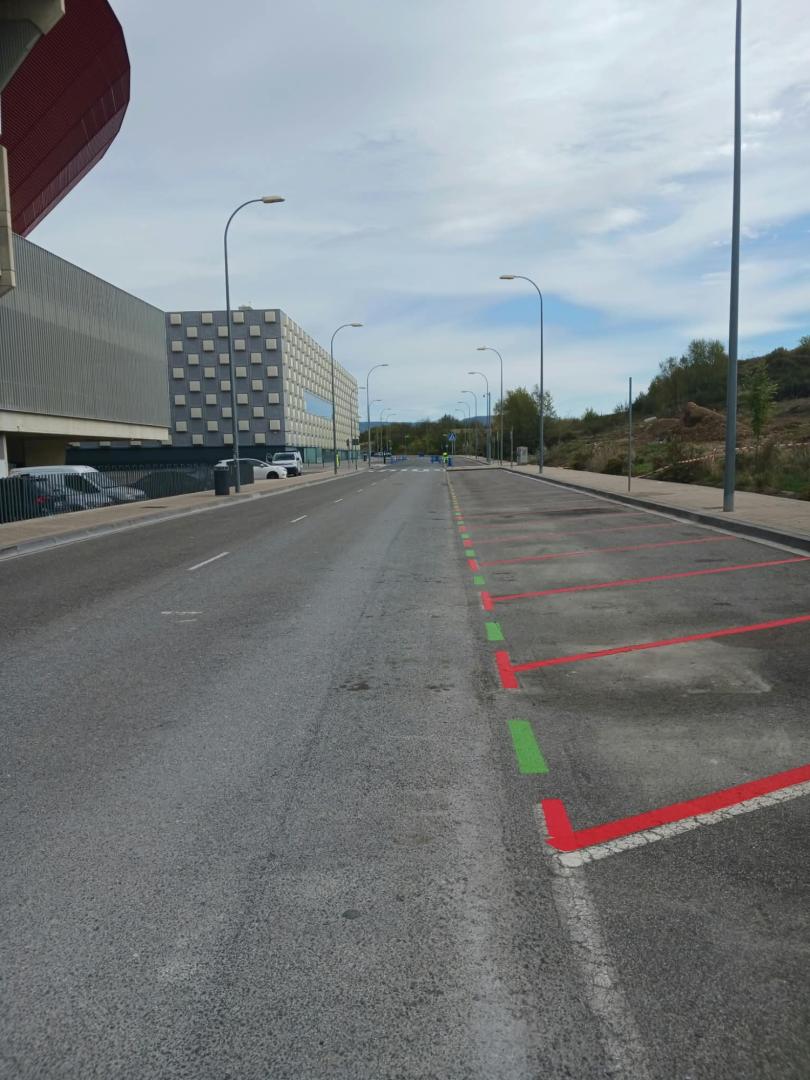 El entorno del estadio El Sadar lleva días pintado con la nueva regulación