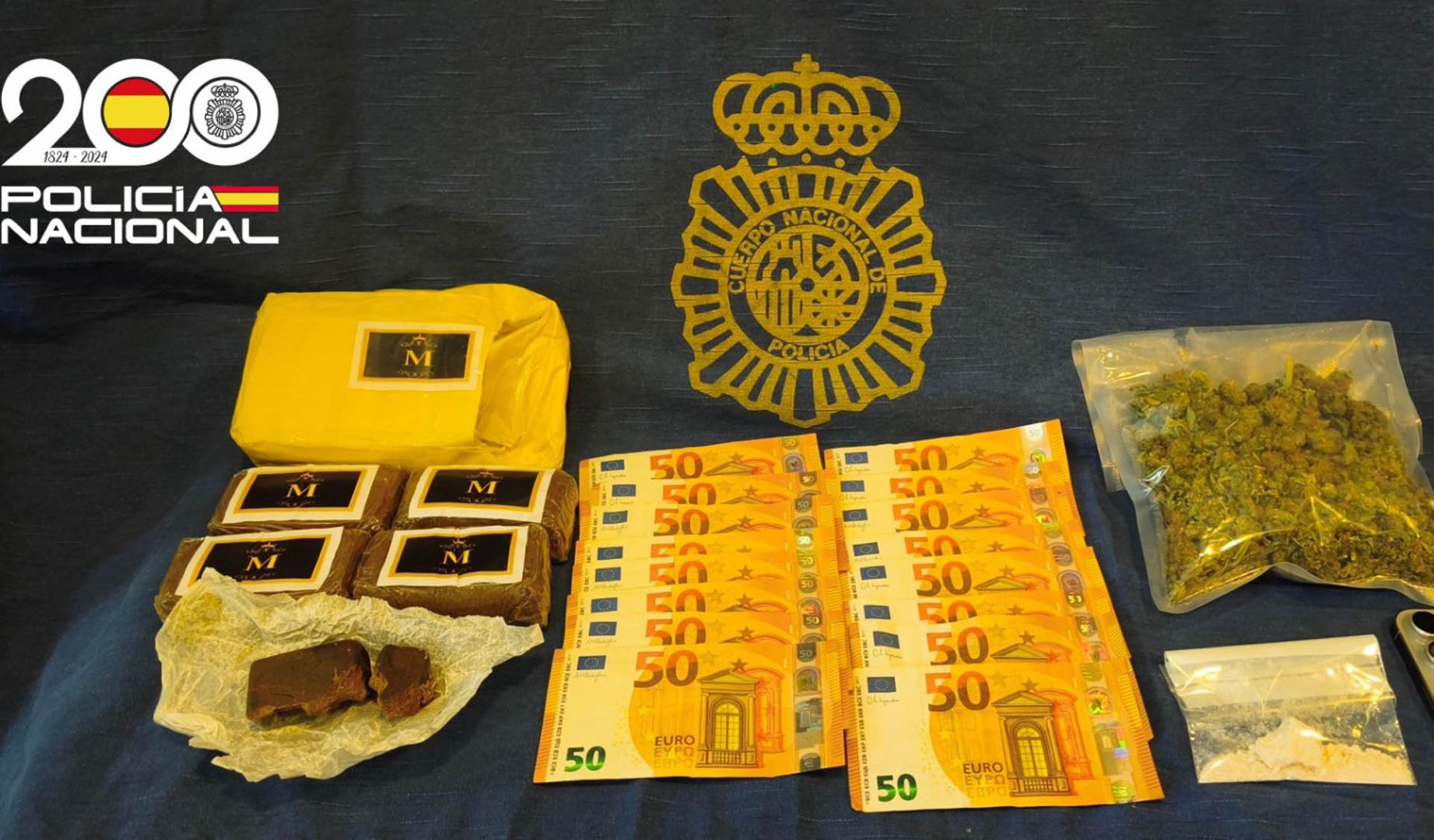 Drogas y dinero intervenidos en la operación policial