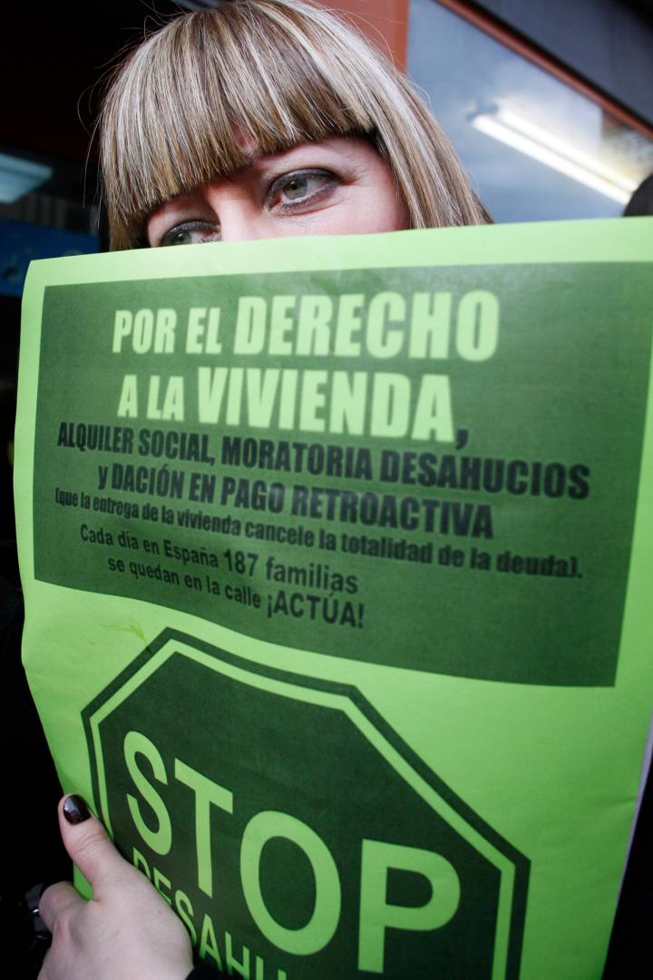 DESAHUCIO EN BERRIOZAR. AFECTADOS Y CONCENTRACION EN SU APOYO DDN - A: IVAN BENITEZ F: 24/02 L: BERRIOZAR T: MIEMBROS DE LA PLATAFORMA DEL 15-M APOYANDO A LA FAMILIA AFECTADA POR EL DESHAUCIO EN BERRIOZAR IVAN BENITEZ