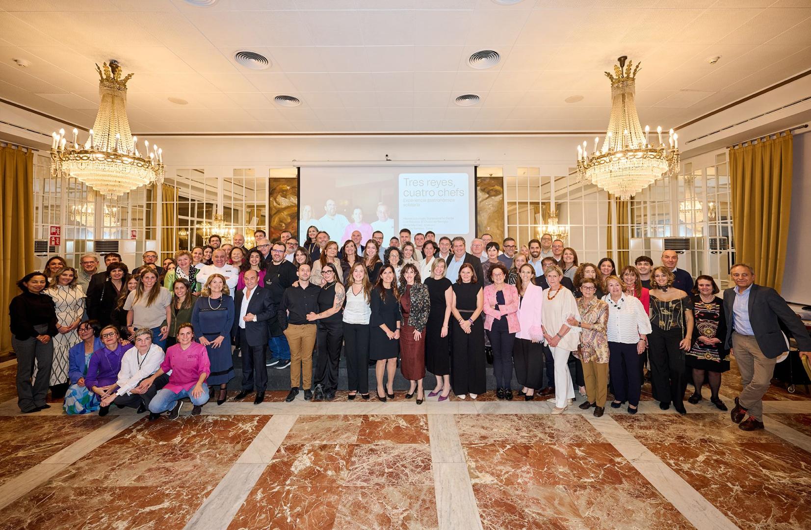 Asistentes a la cena solidaria de la Fundación Vicente Ferrer, con los cuatro chefs que preparon el menú, en el Hotel Tres Reyes de Pamplona, el jueves 22 de octubre.