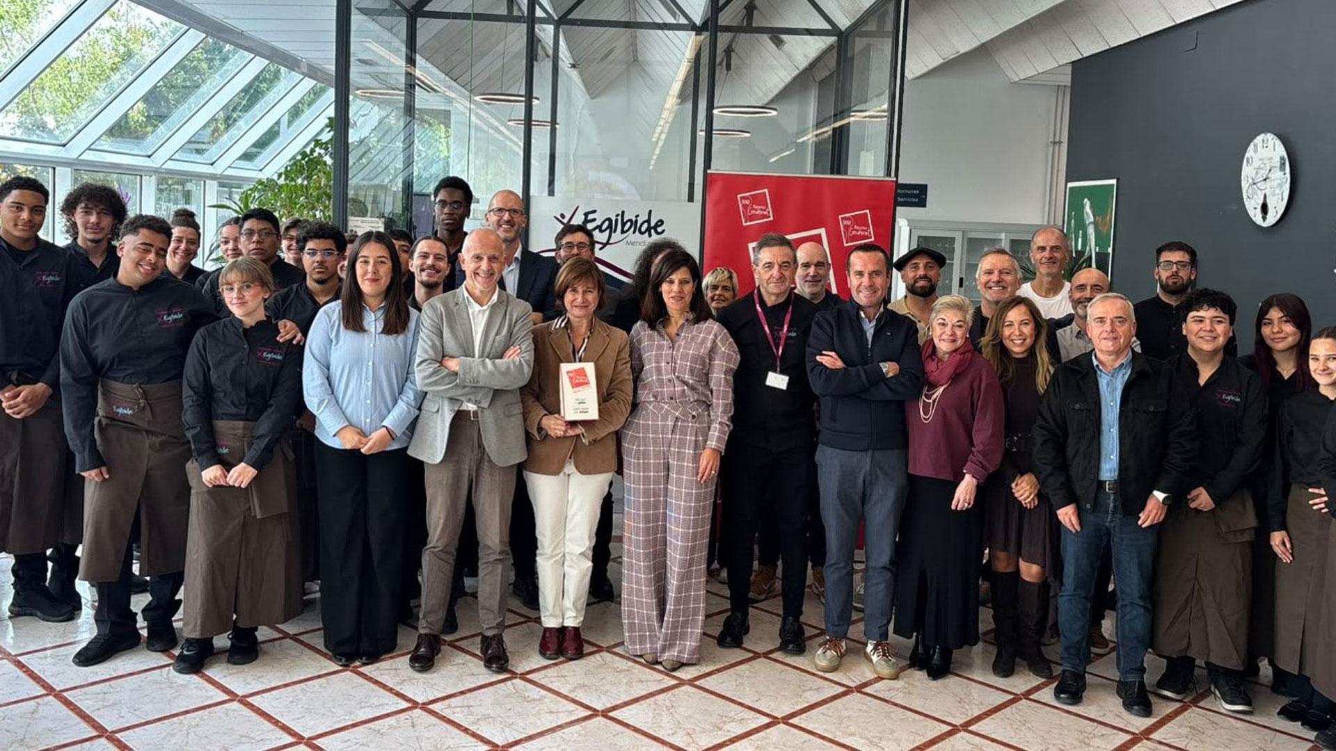Foto de familia de las autoridades en la presentación con alumnos de la Escuela de Hostelería Egibide-Mendizorrotza