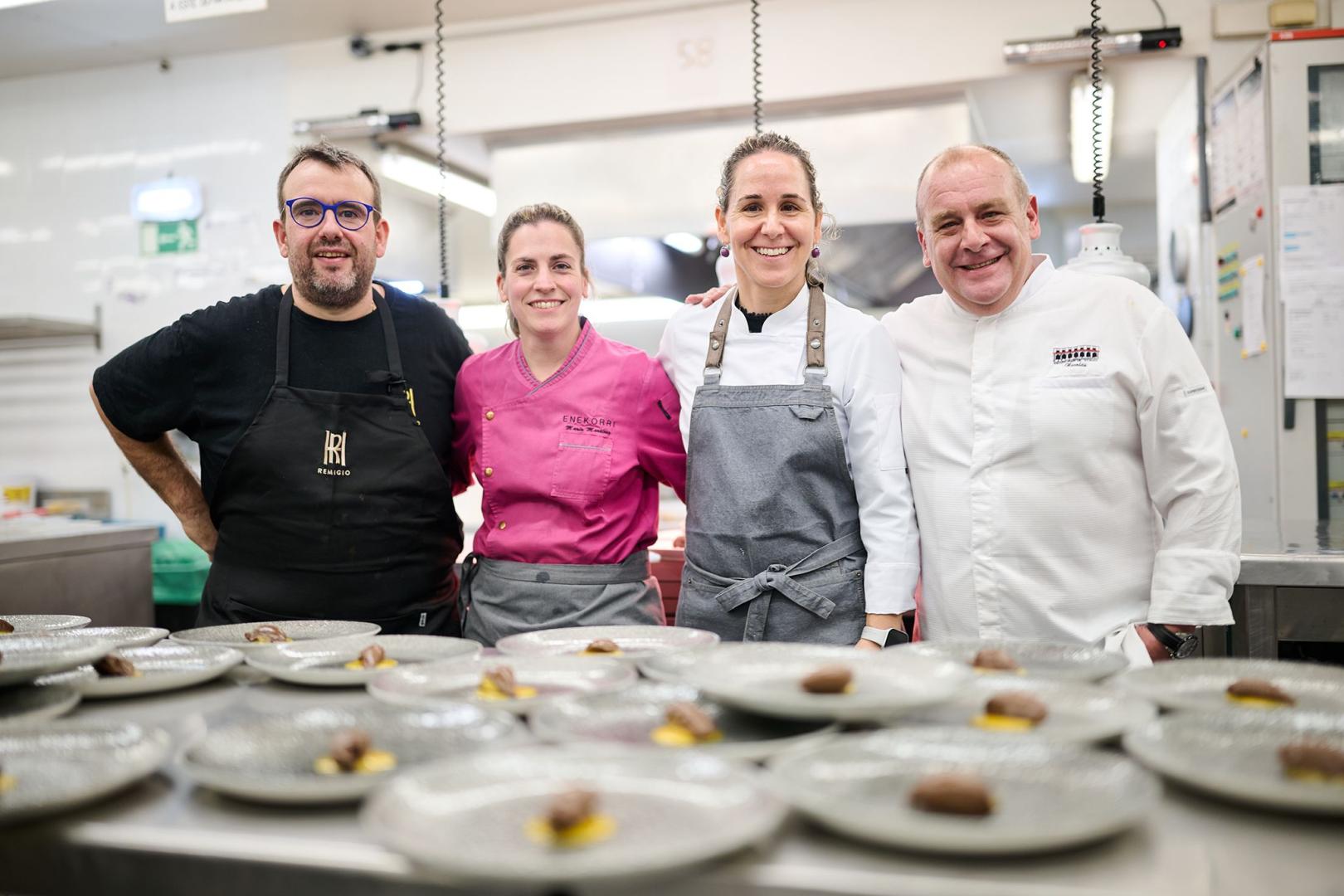 De izda a dcha: Luis Salcedo (Casa Remigio), María Martínez (Enekorri), Haizea Luzuriaga (Donamaria`ko Benta) y Nicolás Ramírez (Túbal), en el Hotel Tres Reyes de Pamplona.