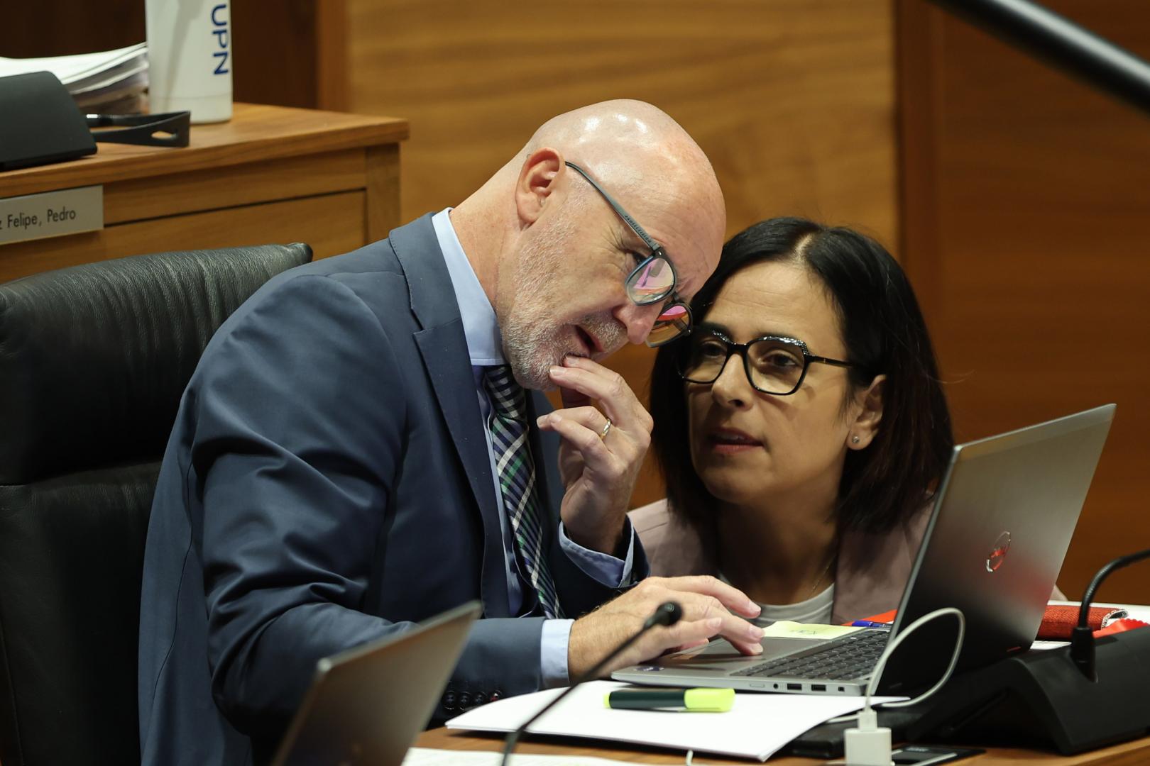 Javier Esparza y Leticia San Martín, propuestos para liderar la candidatura de UPN-PP al Senado y al Congreso, respectivamente, hablan durante el pleno que el Parlamento celebró ayer jueves