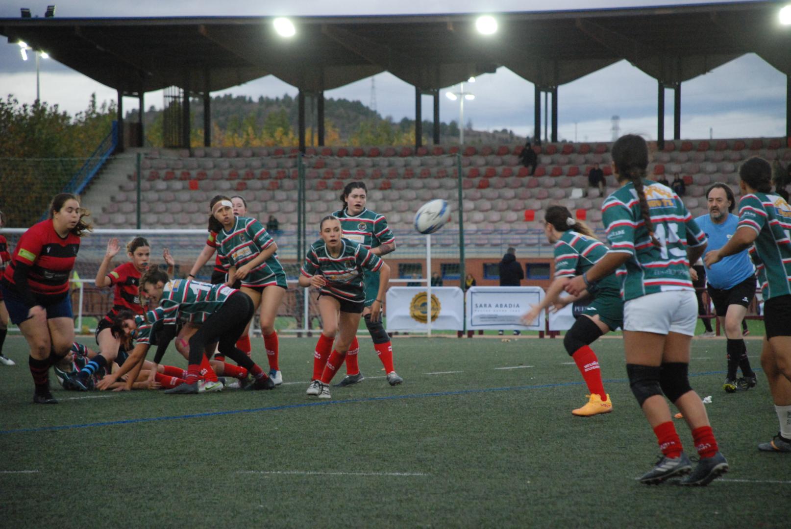 Plantilla del Iruña Rugby Club Femenino durante un partido amistoso de la pasada temporada.