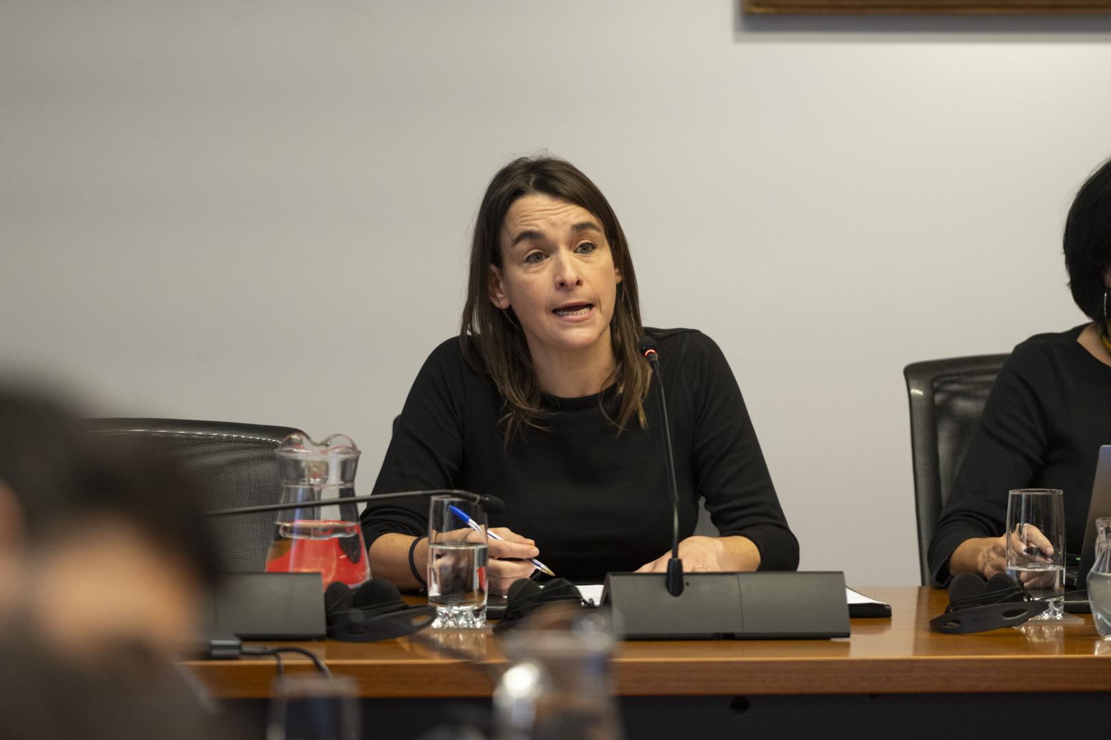 *A: Irati Aizpurua San Román *F: 23-10-26 *T: Comparece la consejera de Vivienda. *L: Parlamento, Pamplona.