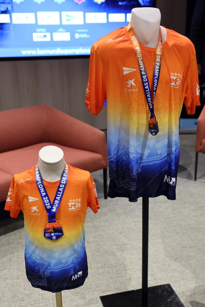 Las camisetas y medallas que recibirán los participantes en la XIII Carrera Las Murallas de Pamplona, incluidos los niños que corran la prueba Pirata.