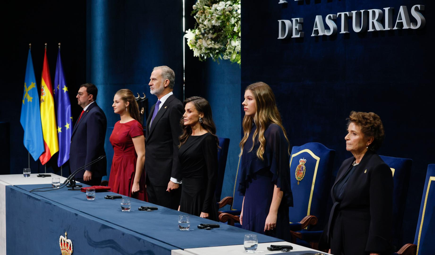 El presidente del Principado de Asturias Adrián Barbon, la princesa Leonor, el rey Felipe VI, la reina Letizia, la Infanta Sofía, y la presidenta de la Fundación Princesa de Asturias, Ana Isabel Fernández, durante la ceremonia de entrega de los Premios Princesa de Asturias 2026, en el Teatro Campoamor de Oviedo