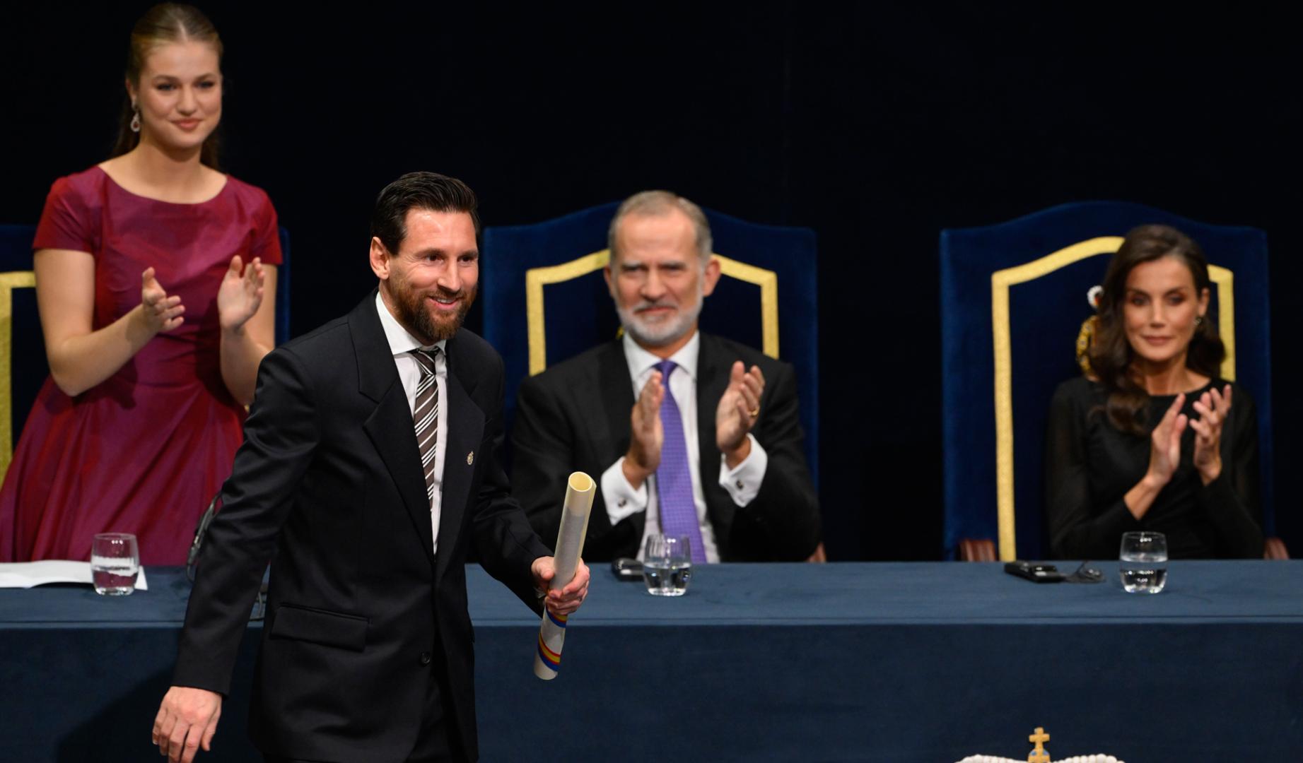 El futbolista argentino Leo Messi, Premio Princesa de Asturias de los Deportes, recibe su diploma durante la ceremonia de los Premios Princesa de Asturias 2026, en el Teatro Campoamor de Oviedo