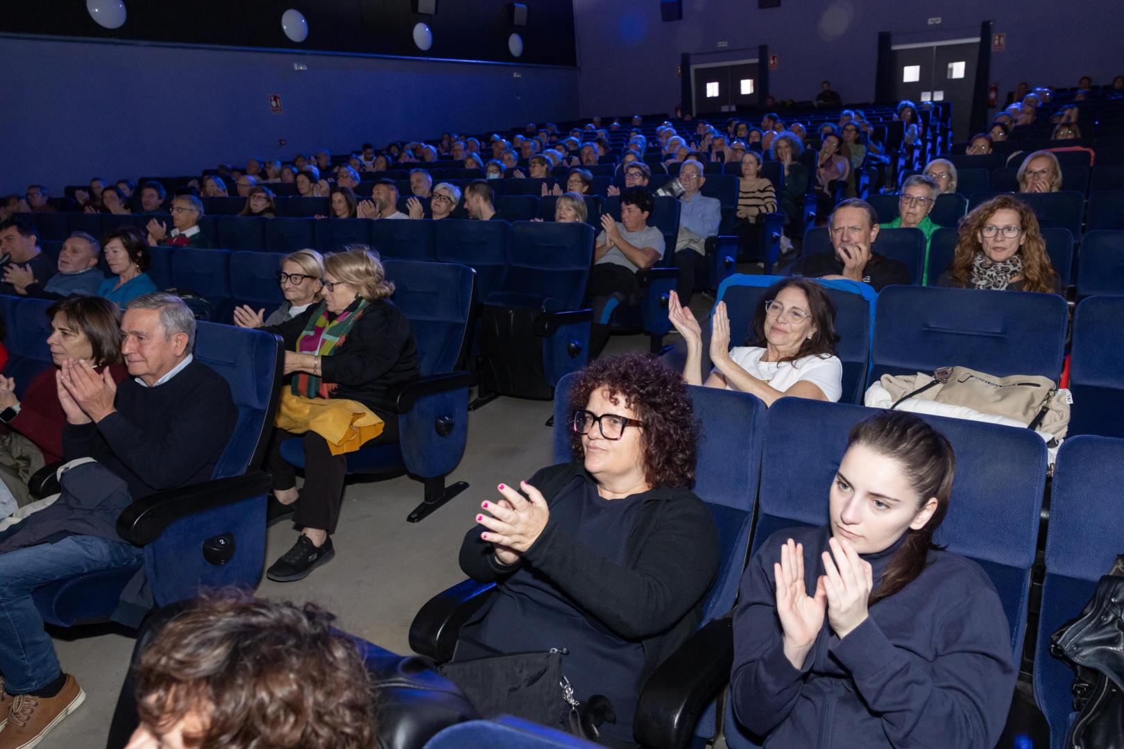 Imagen de los asistentes a la jornada inaugural del 26 Festival de Cine Ópera Prima de Tudela celebrada este viernes en el Cine Moncayo del Barrio de Lourdes de la ciudad
