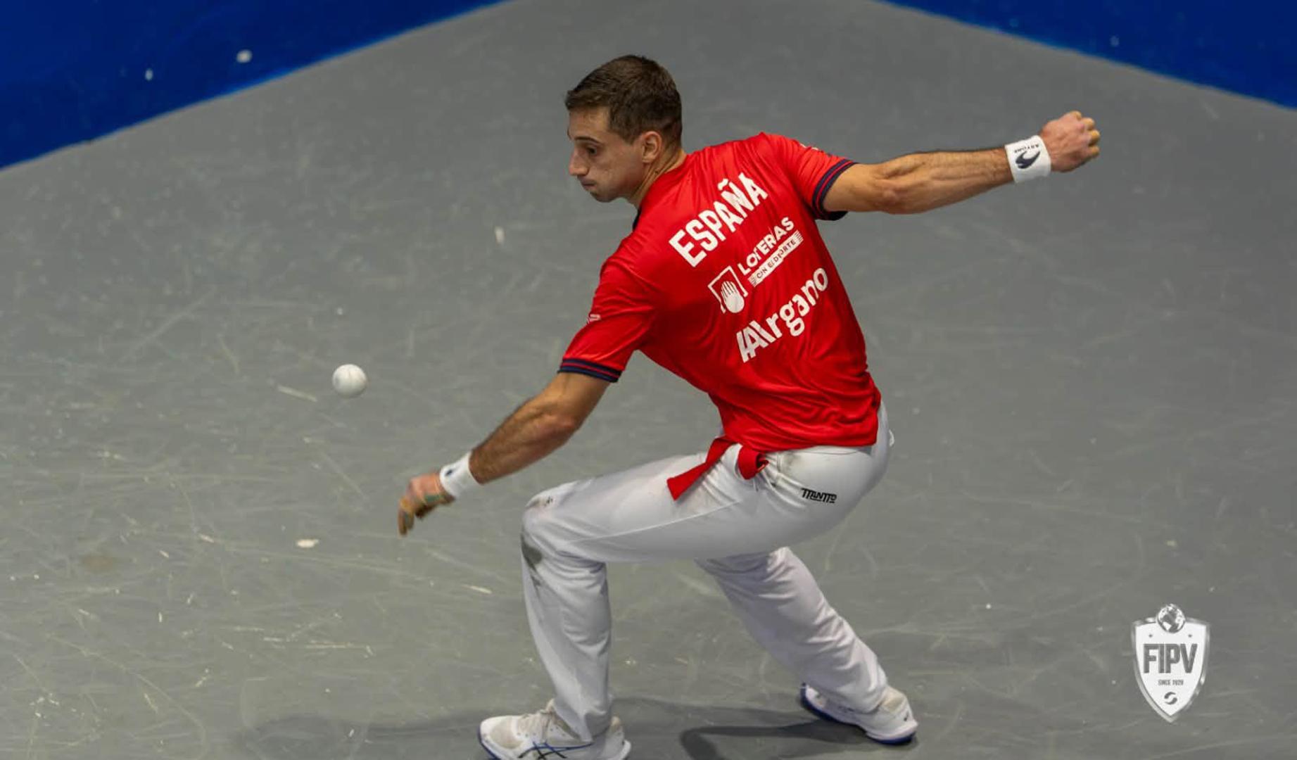 Luis Sánchez, oro en parejas, plata individual, golpea una pelota