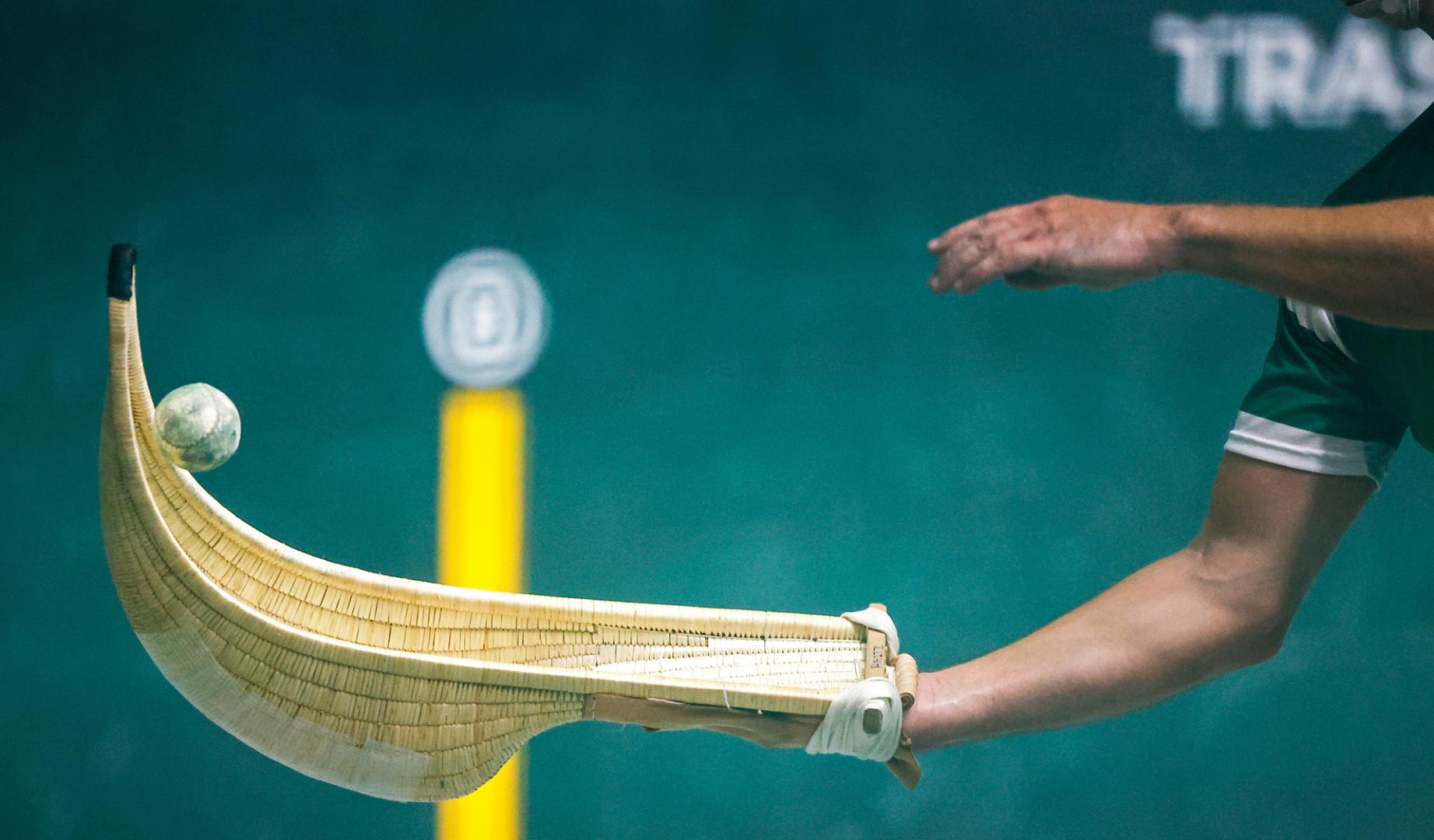 Erik Erkiaga de Euskadi devuelve una pelota ante Jean Olharan de Francia durante el Mundial de Pelota Vasca 2026