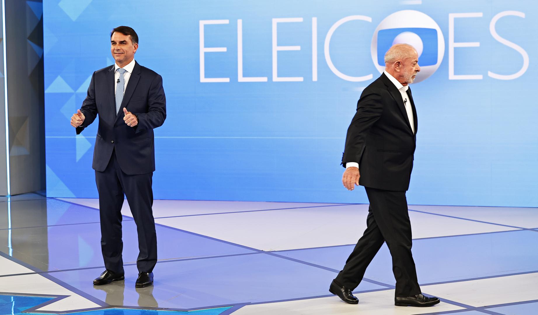 El presidente de Brasil y candidato a la reelección, Luiz Inácio Lula da Silva (dcha.), y el candidato de la oposición Flávio Bolsonaro, asisten al último debate en los estudios de TV GLOBO