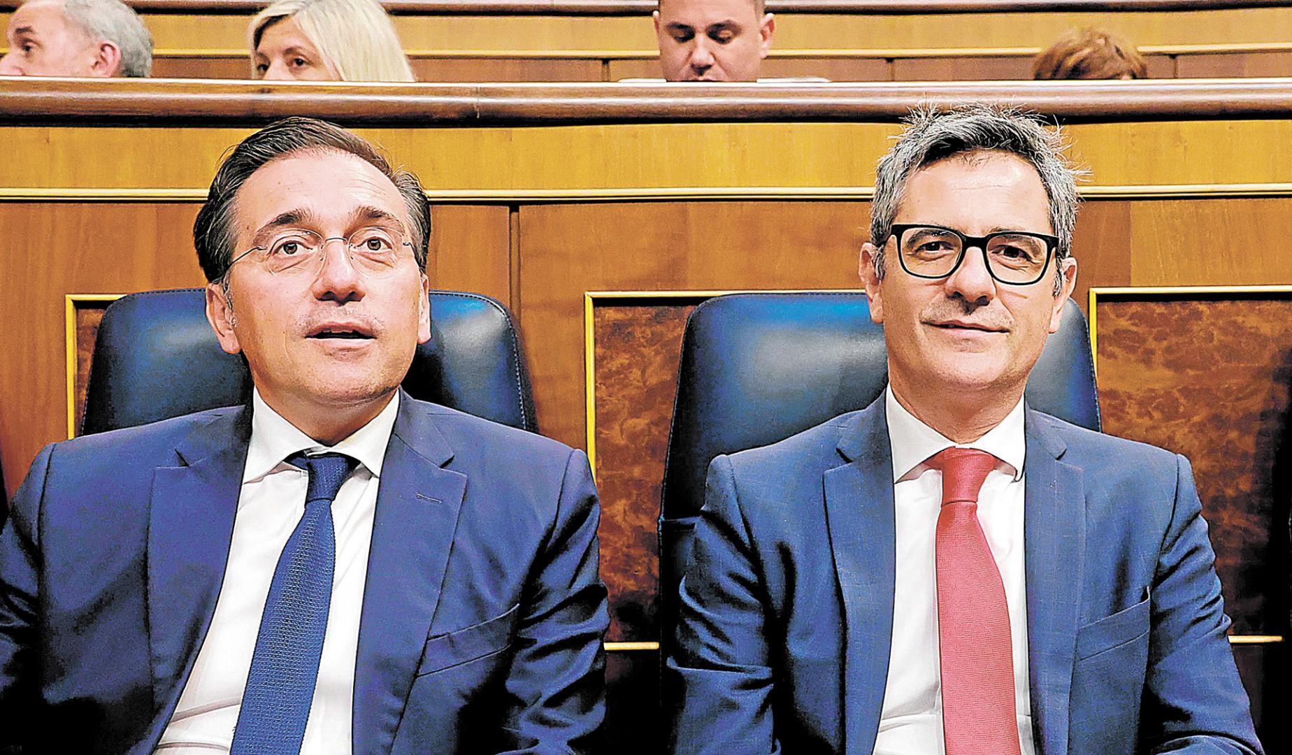 Los ministros de Exteriores, José Manuel Albares, y de Justicia, Félix Bolaños, sentados en sus escaños del Congreso