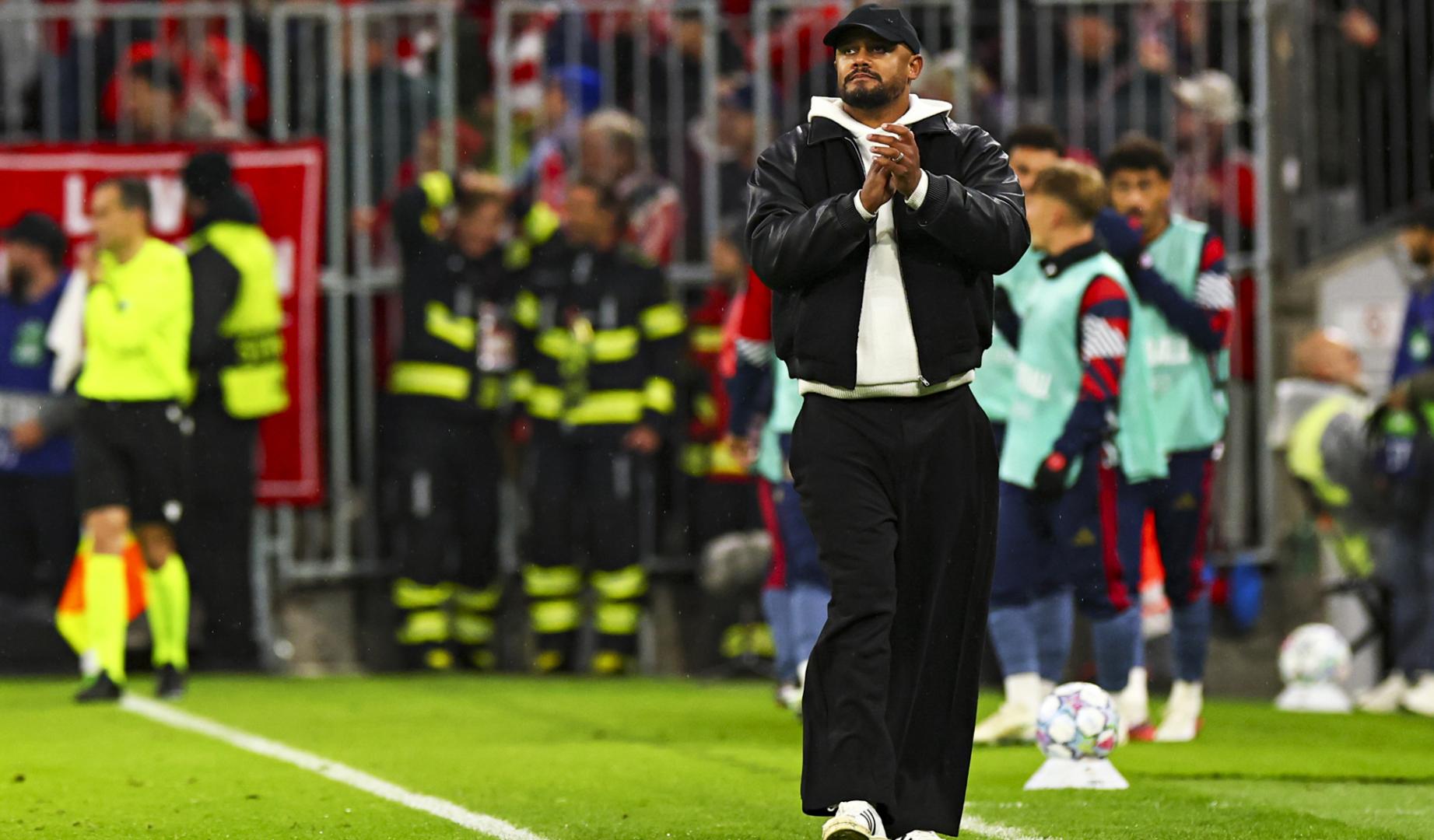 Vincent Kompany dirige al Bayern durante el partido de Champions contra el Arsenal FC en Múnich