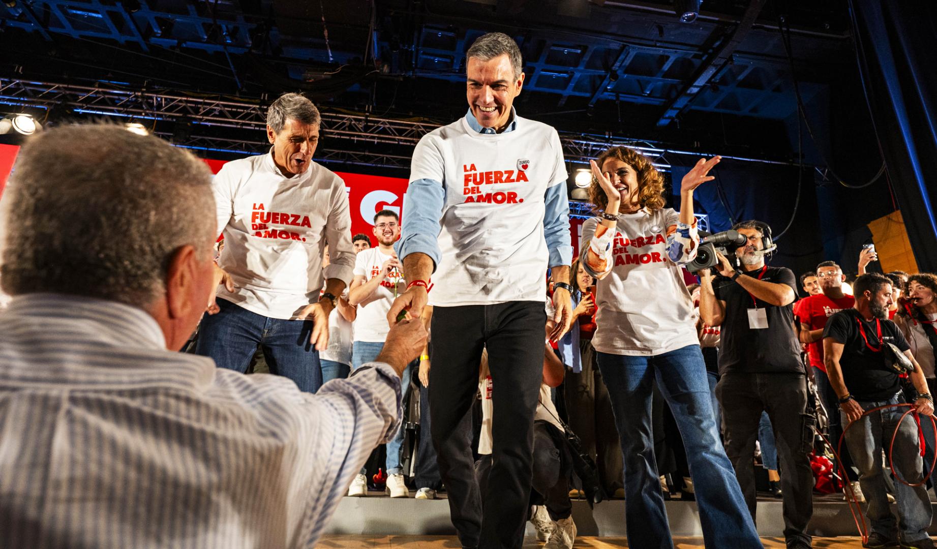 El secretario general del PSOE y presidente del Gobierno, Pedro Sánchez junto a la vicesecretaria general del partido y secretaria general en Andalucía, María Jesús Montero durante el acto del PSOE en Granada