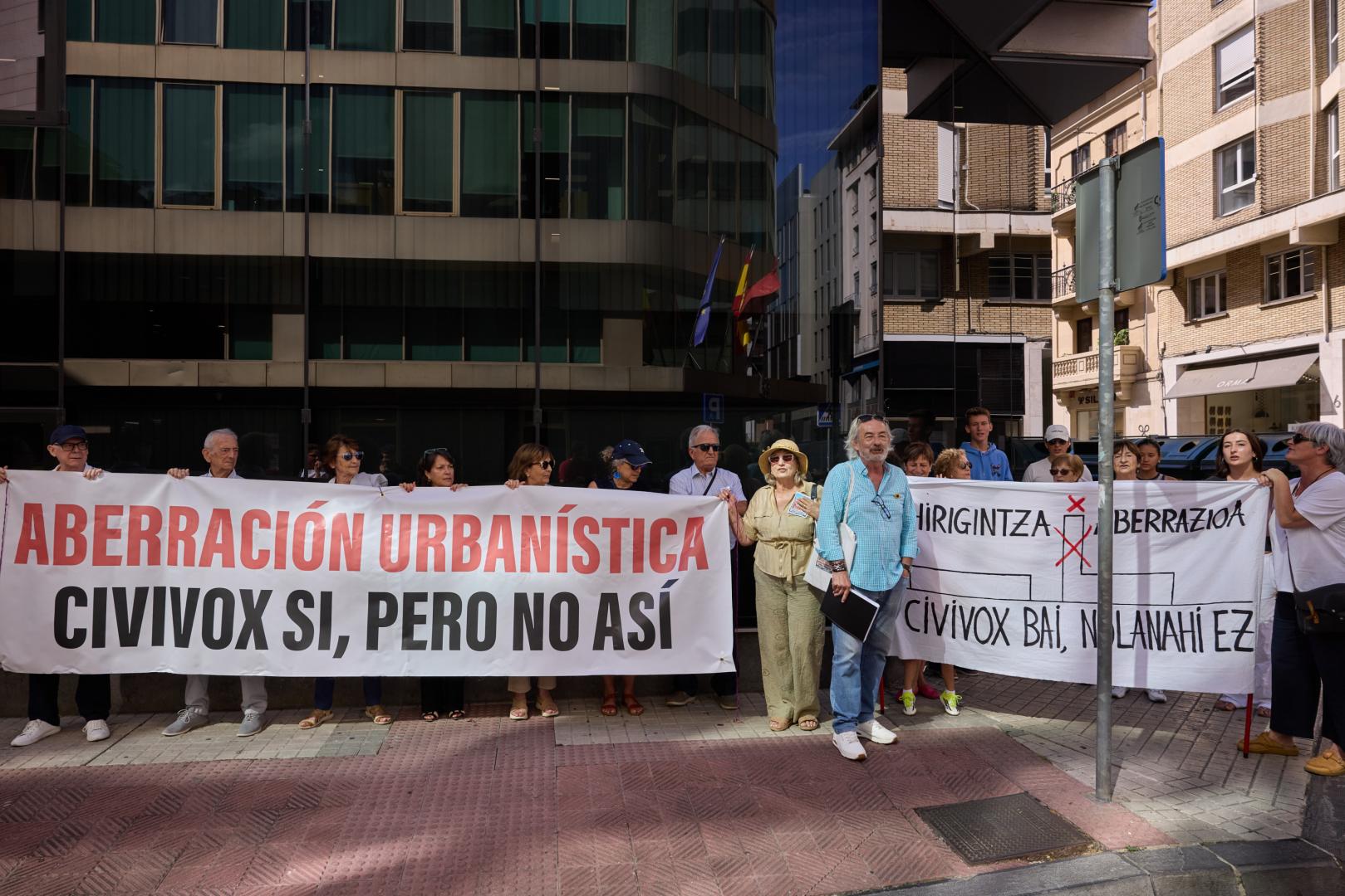 A* Jesús Garzaron F* 2026_06_30 T* Protesta de vecinos de San Juan contra la torre que se pretende construir en el edificio dd Telefónica de la Avenida Bayona. Entrega de firmas al Defensor del Pueblo L* Calle Arrieta 12, Pamplona.Vecinos que llevaron las firmas al Defensor del Pueblo con pancartas de protesta en la sede JESÚS GARZARON
