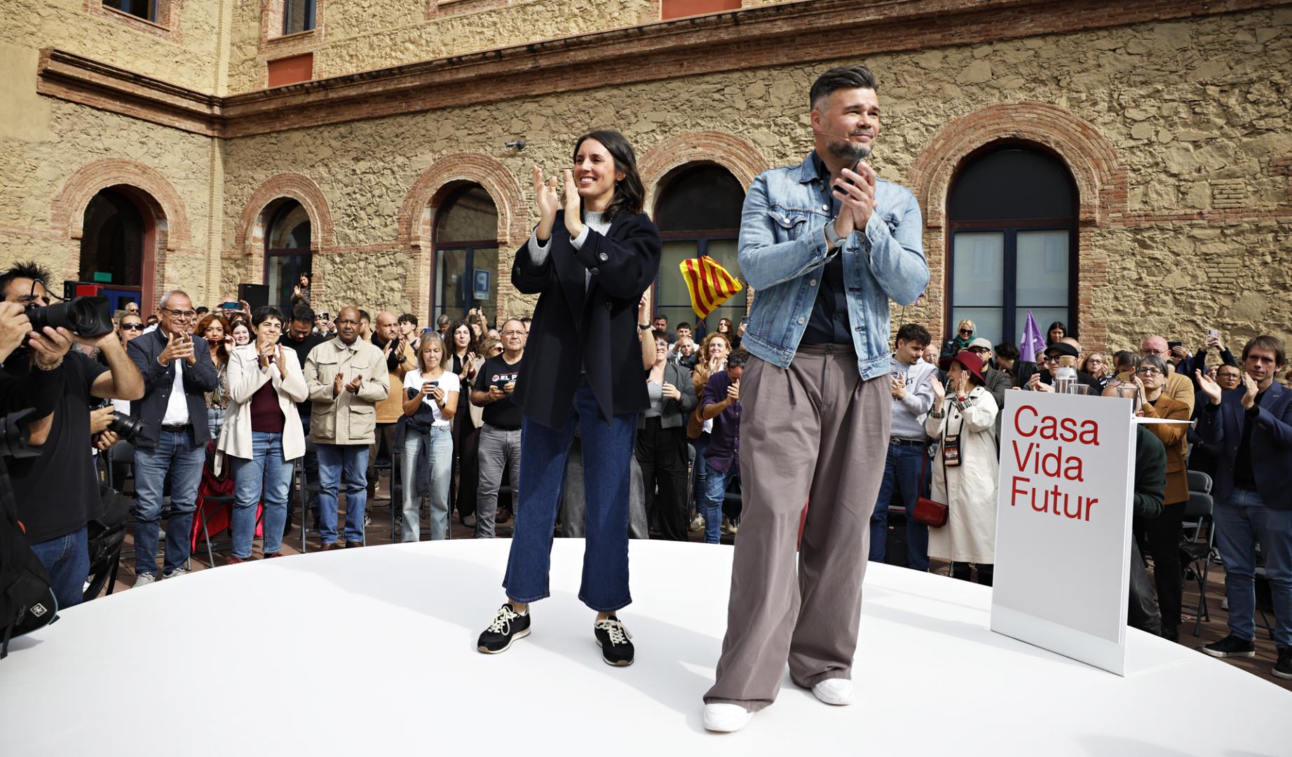 El cabeza de lista de ERC al Congreso, Gabriel Rufián y la eurodiputada y candidata de Podemos, Irene Montero, participan en un acto político con el título "Casa, vida, futuro", en Barcelona