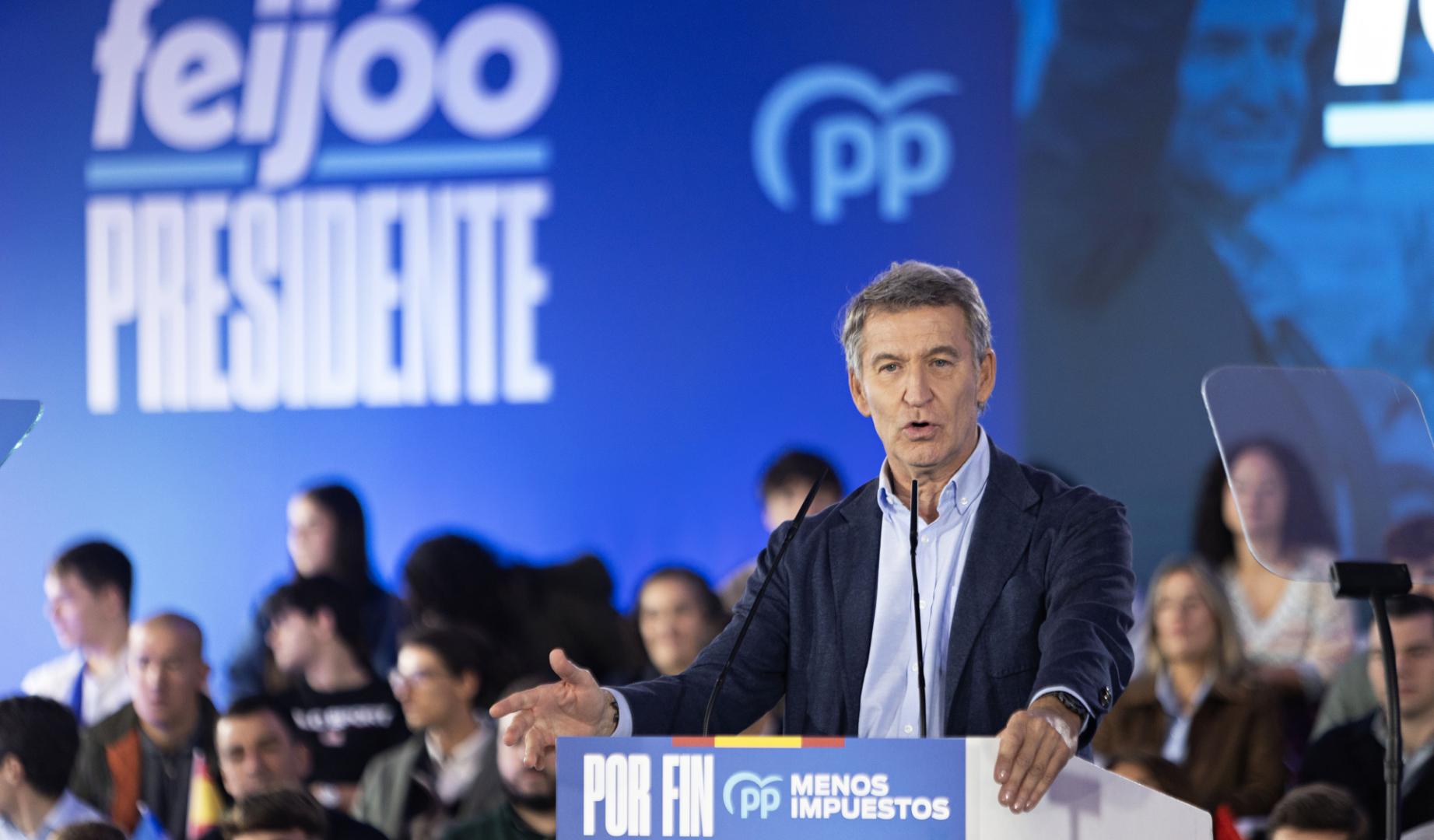 El presidente del Partido Popular, Alberto Núñez Feijóo, participa en un acto de campaña en VIgo