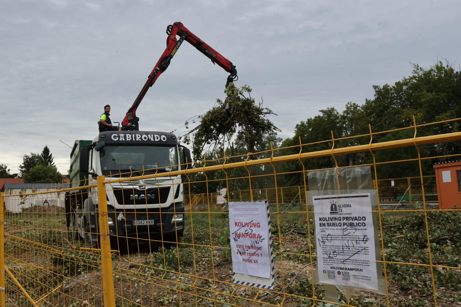 Inicio de las obras en la Txantrea en agosto del año pasado donde se colocaron carteles en contra