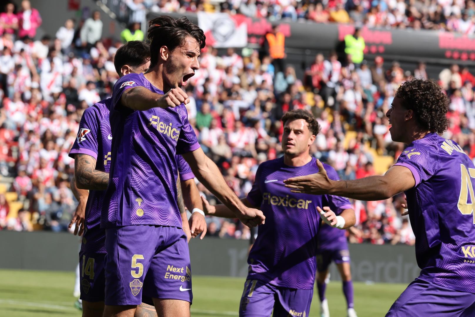 El defensa del Elche Federico REdondo celebra su gol ante el Rayo Vallecano