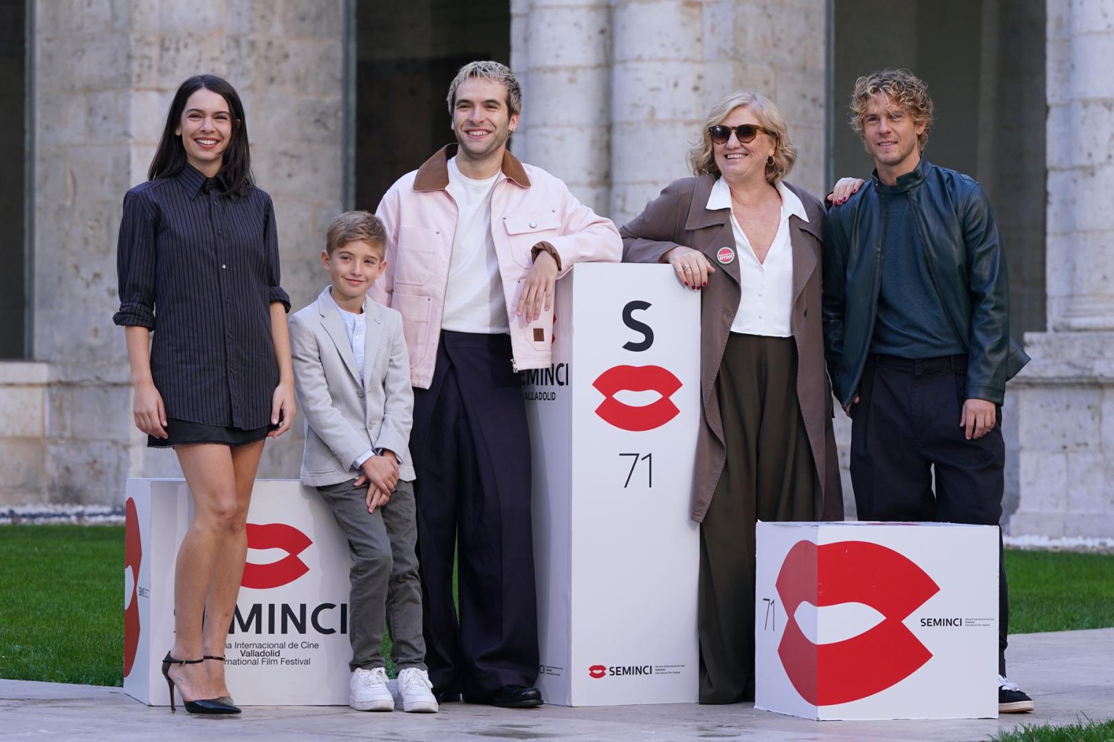 Ricardo Gómez, en el centro, junto a los actores del largometraje 'Una familia'