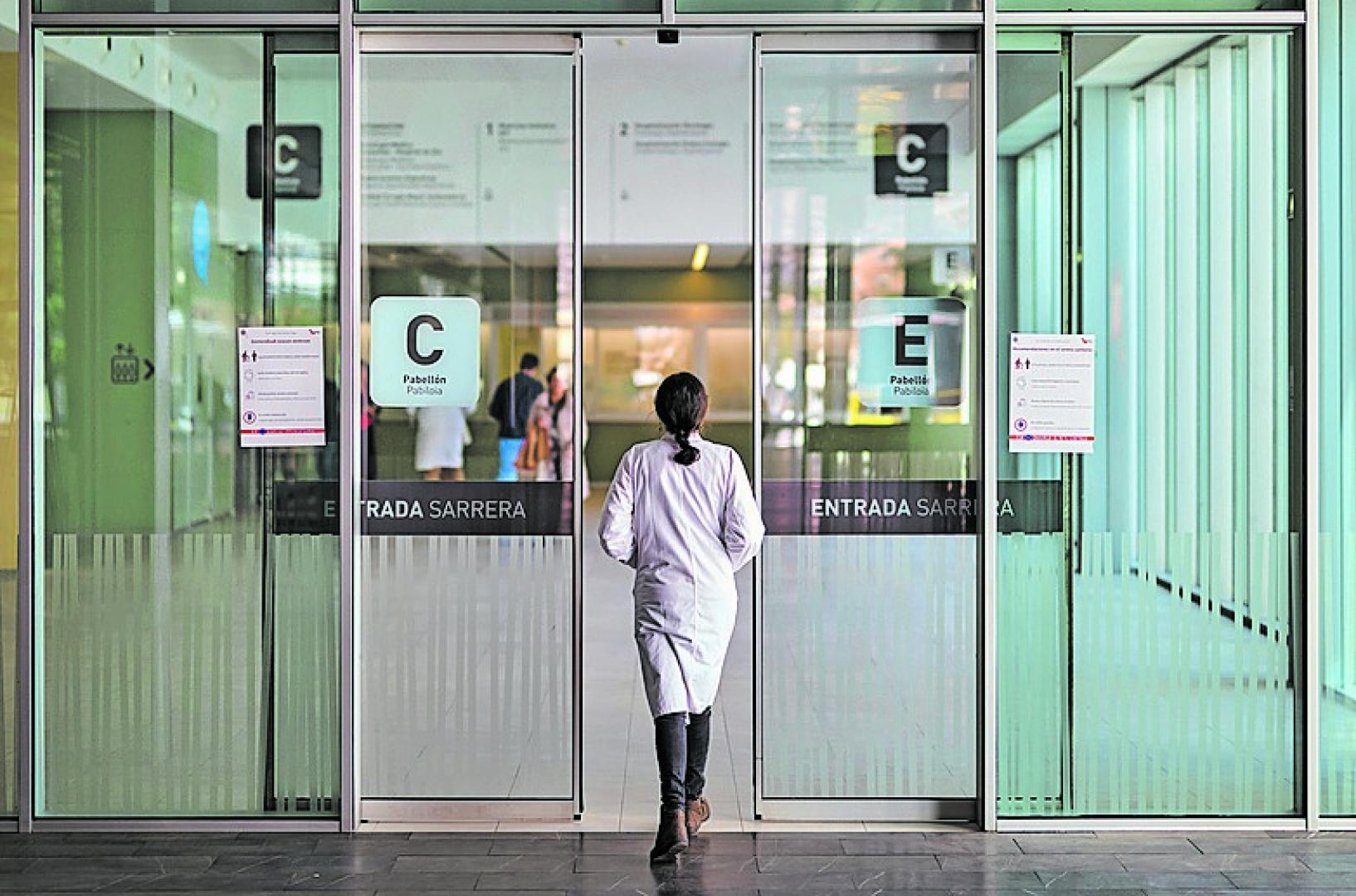 Uno de los accesos al Hospital Universitario de Navarra.Acceso a uno de los edificios del Hospital Universitario de Navarra