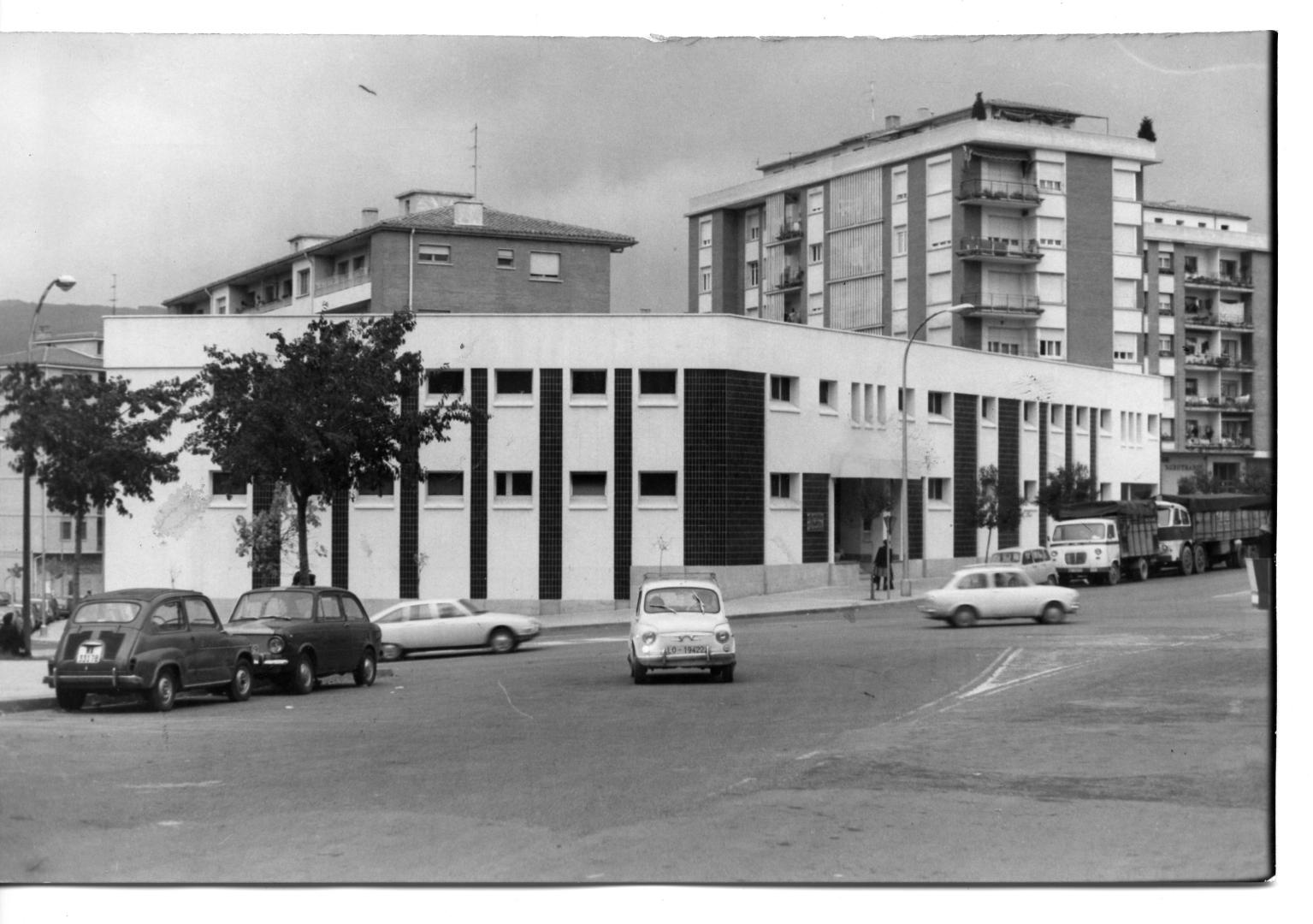 Este es el edificio del tanatorio al final de la calle Monasterio de Irache. Imagen del Tanatorio Irache tomada el día de su inauguración, el 30 de octubre de 1976.